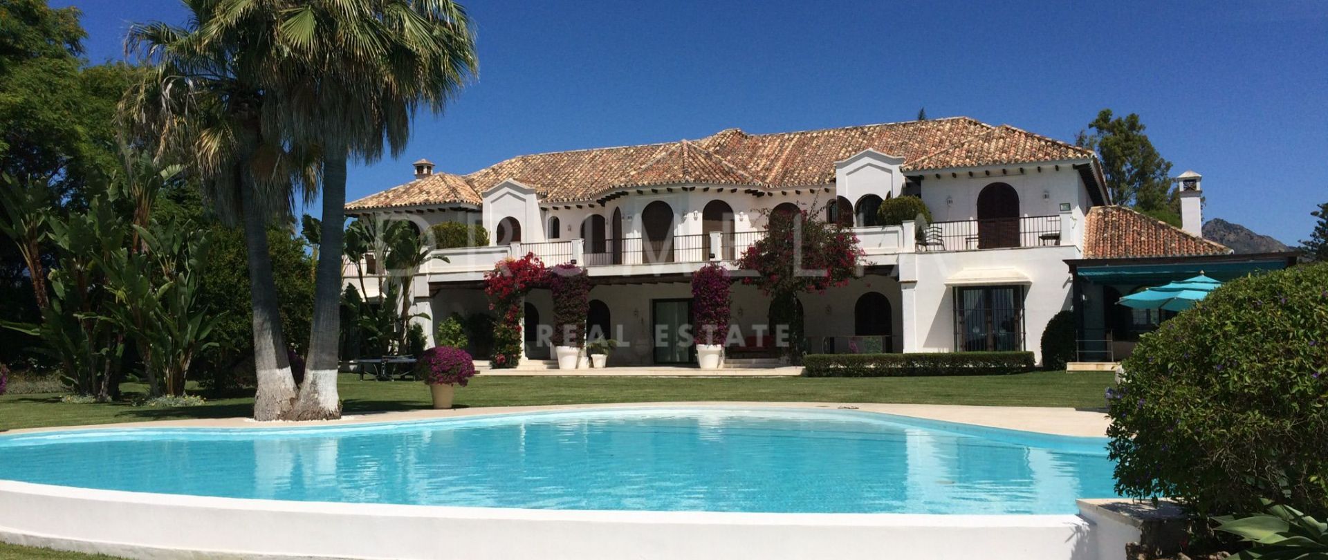 Beautiful classical-style frontline beach grand-villa with open sea views in El Paraiso, Estepona