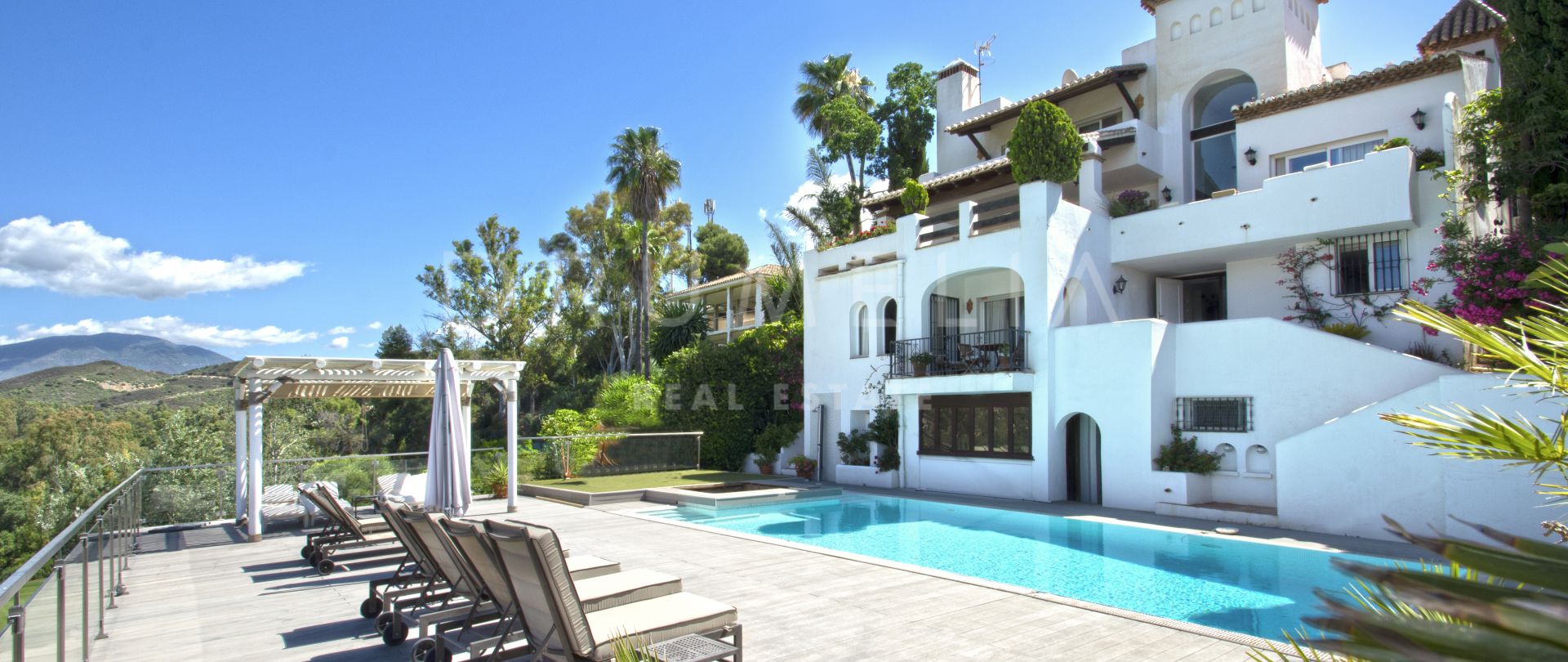 Spectaculaire villa méditerranéenne en première ligne du golf Aloha à Nueva Andalucia, Marbella