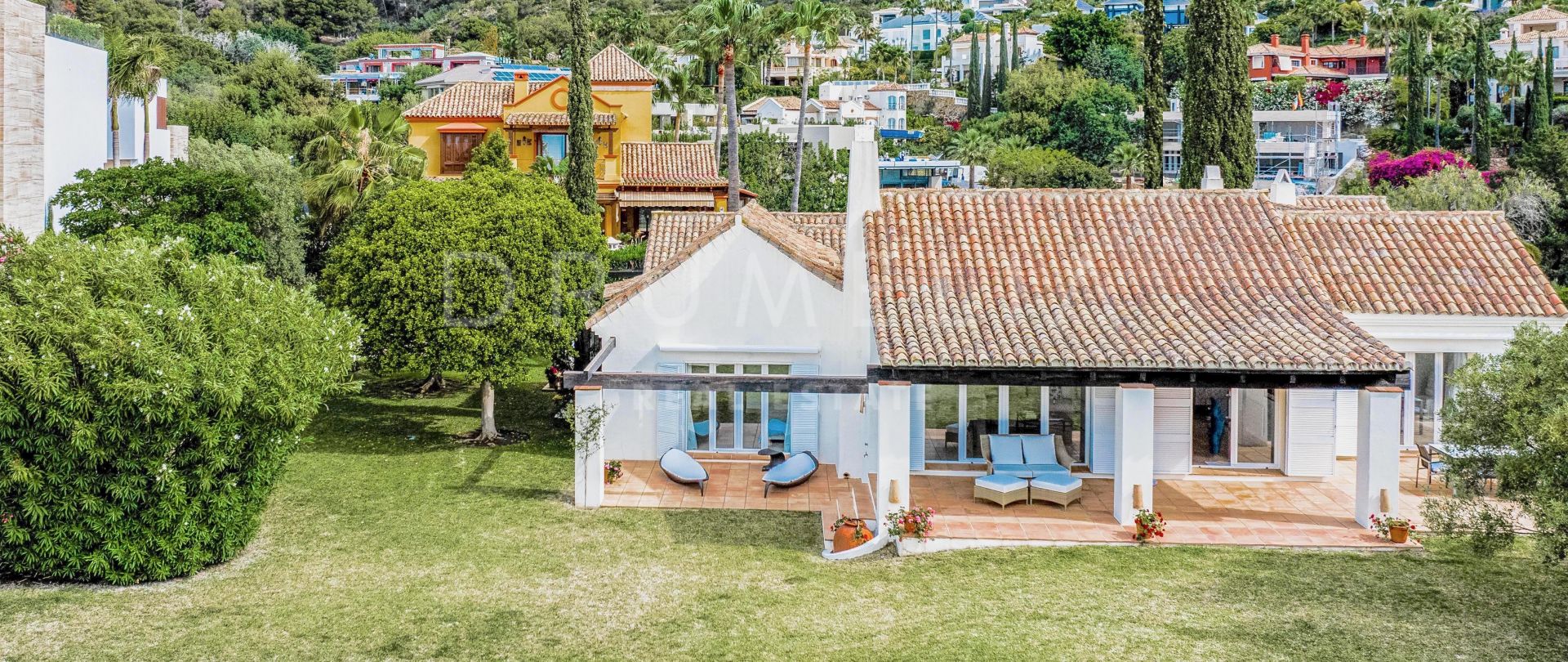 Belle villa de style méditerranéen dans le haut de gamme Cascada de Camojan, Marbella Golden Mile.