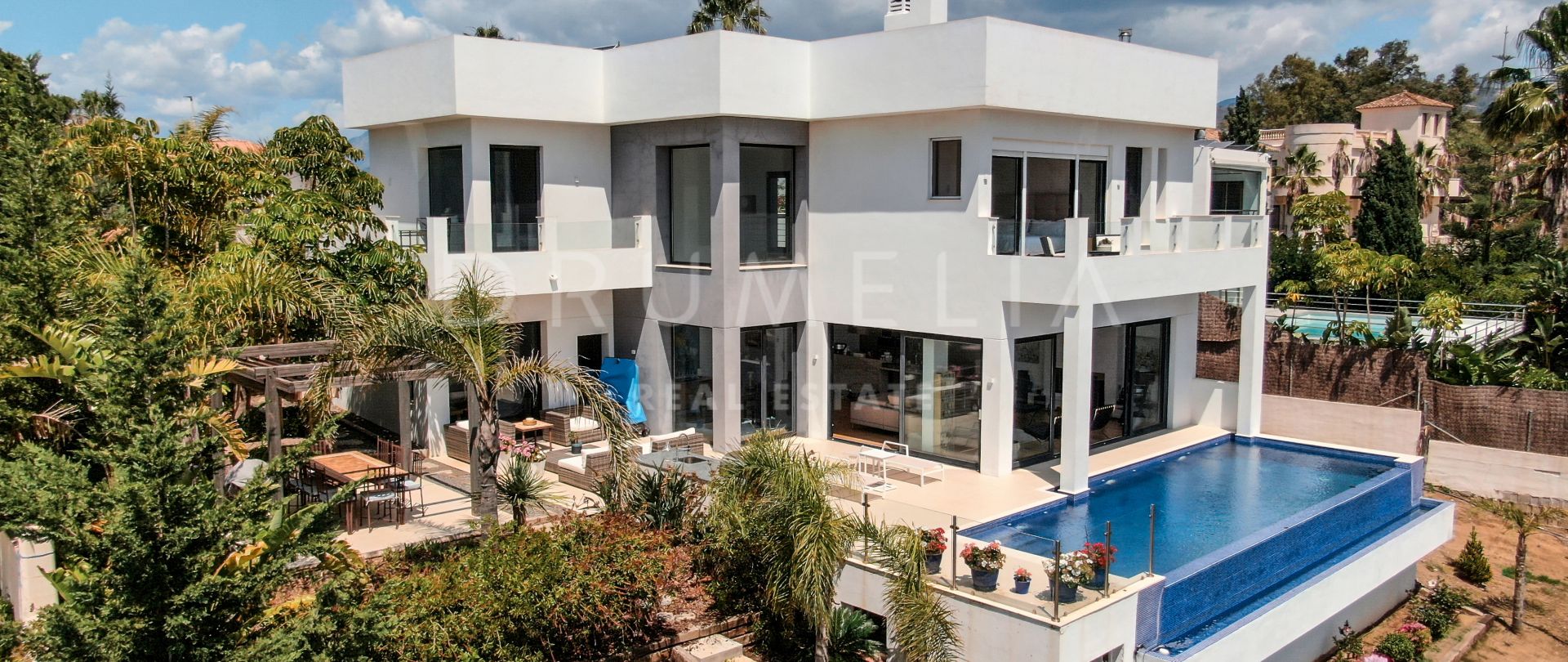 Prachtige villa in hedendaagse stijl met panoramisch uitzicht in het mooie Elviria, Marbella Oost