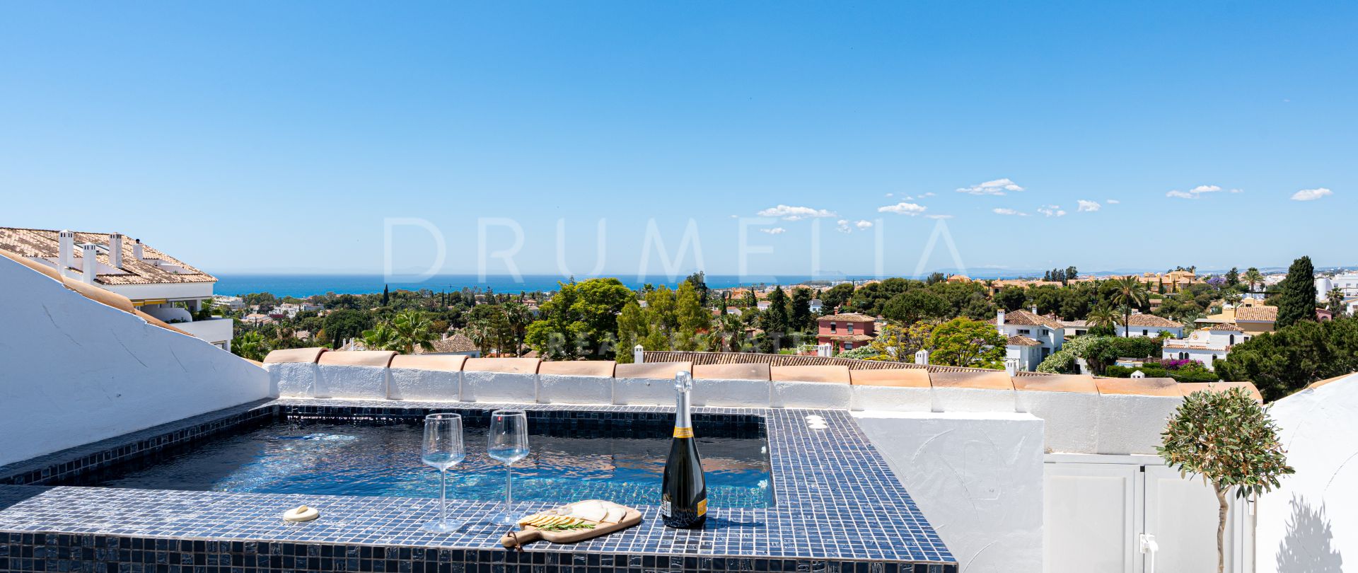 Prachtig gerenoveerd, stijlvol luxe duplex appartement met zeezicht in Nueva Andalucia, Marbella