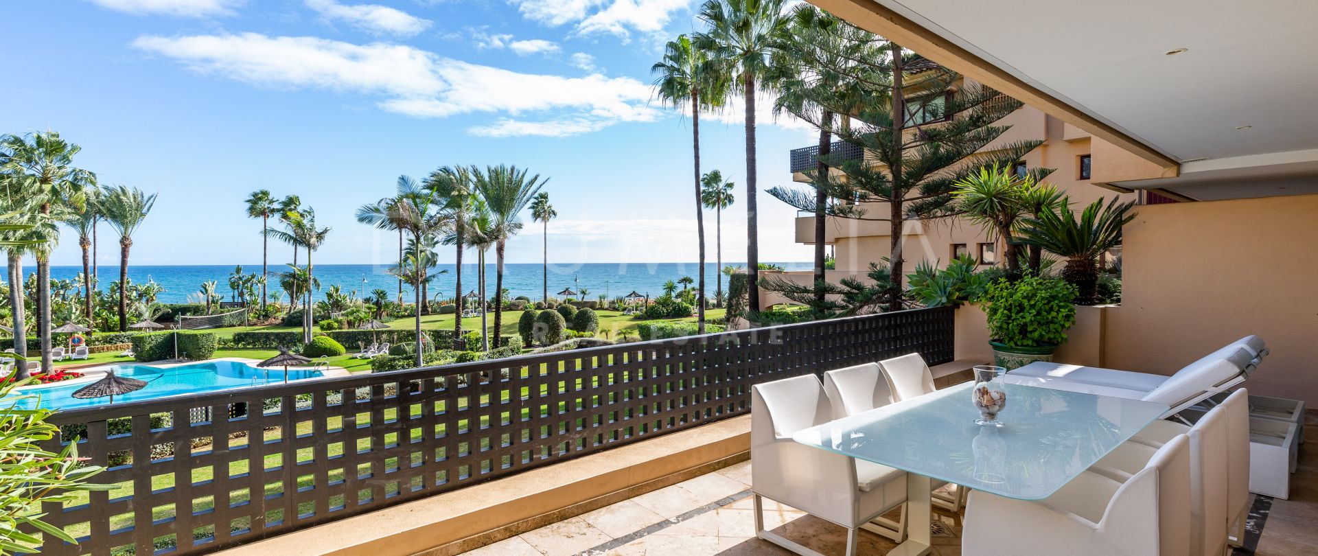 Strandnära lägenhet med fantastisk havsutsikt i Costalita del Mar, New Golden Mile, Estepona