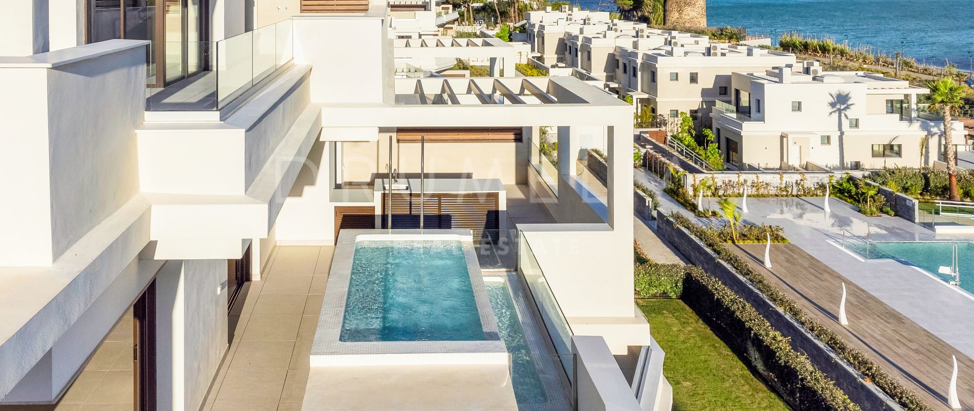 Duplex moderne de luxe avec vue sur la mer en première ligne de plage à Velaya, Estepona