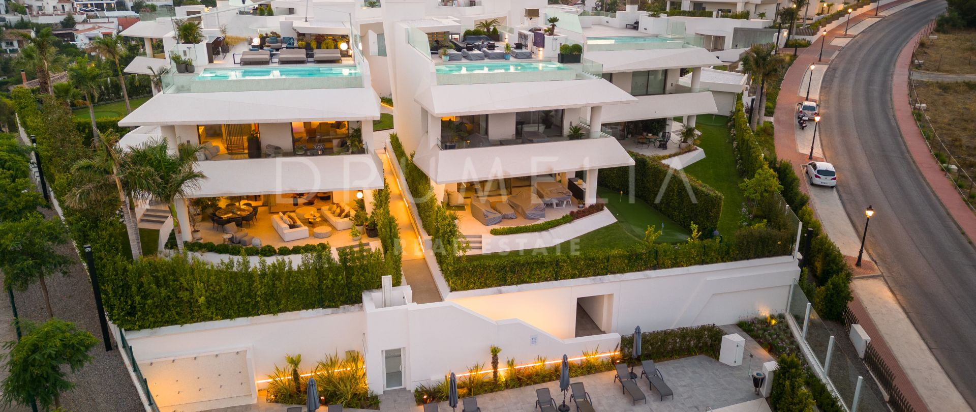 Spektakulär ny modern parhusvilla med avantgardistiska funktioner i Nueva Andalucia, Marbella