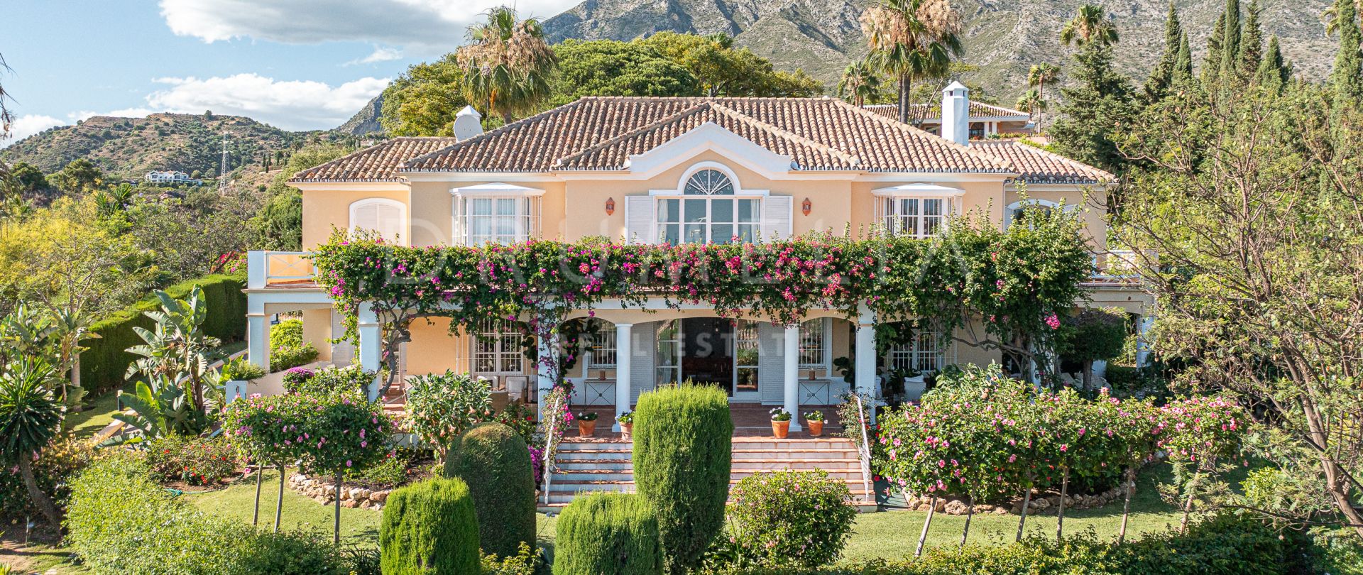 Klassisk och elegant high-end villa med panoramautsikt över havet till salu på Golden Mile i Marbella