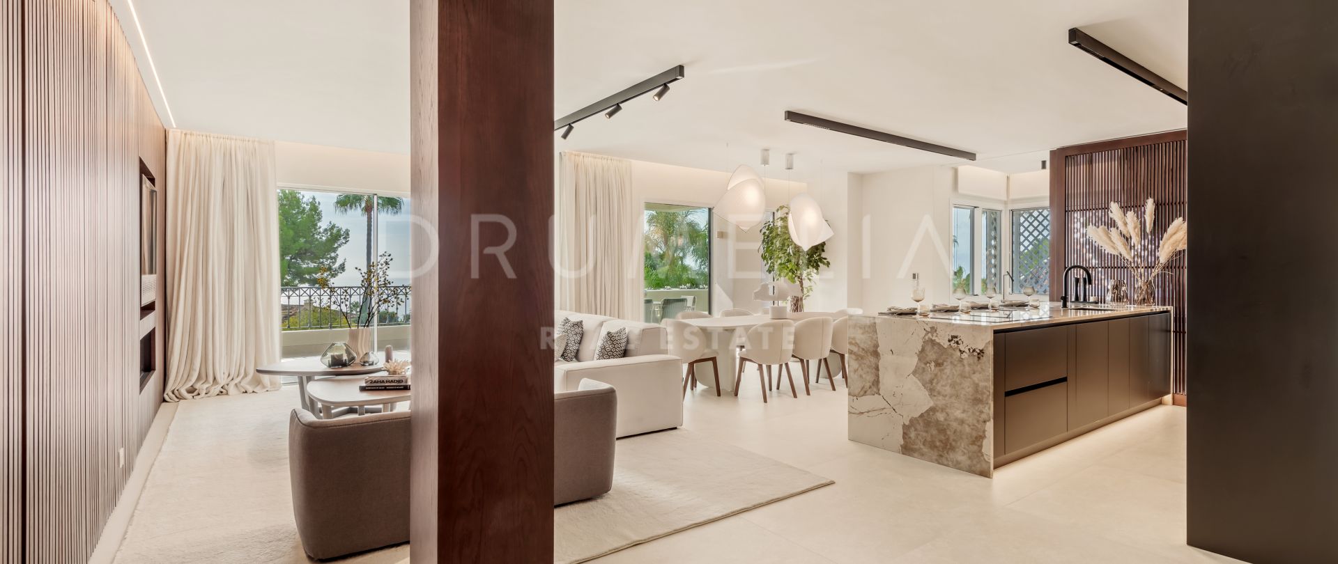 Helrenoverad lyxig lägenhet med panoramautsikt över havet i Altos Reales, Marbella Golden Mile