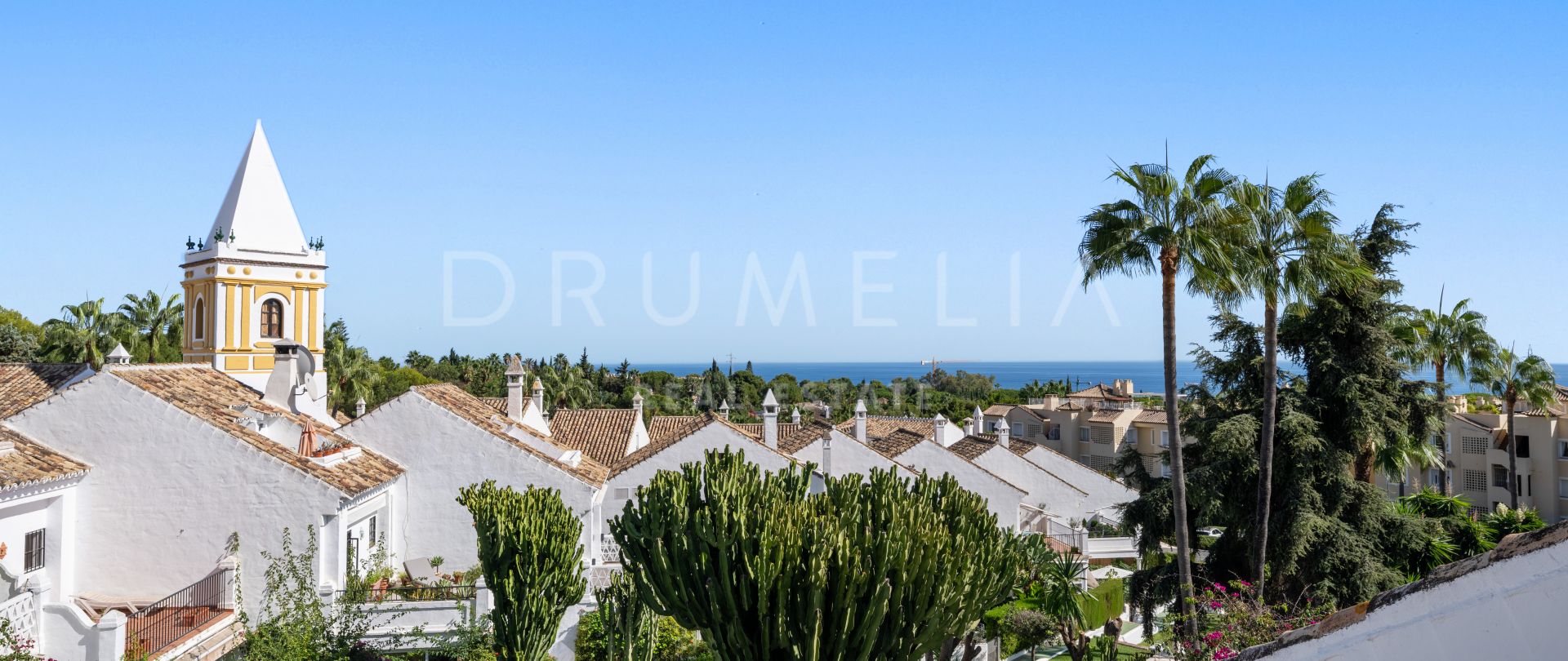 Renoverat radhus med utsikt över bergen och havet i Arroyo de las Piedras, Marbellas Golden Mile
