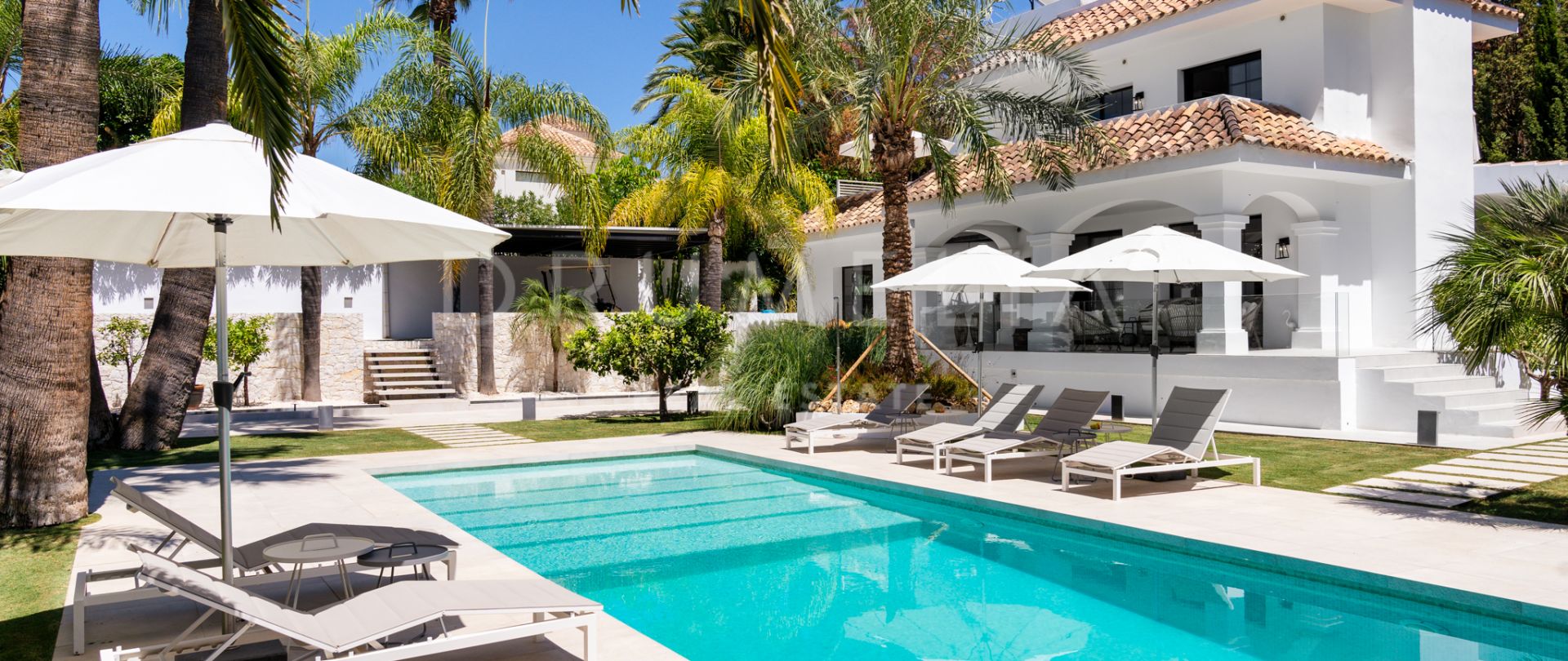 Preciosa villa de lujo reformada cerca de Los Naranjos Golf Club en Nueva Andalucía, Marbella.