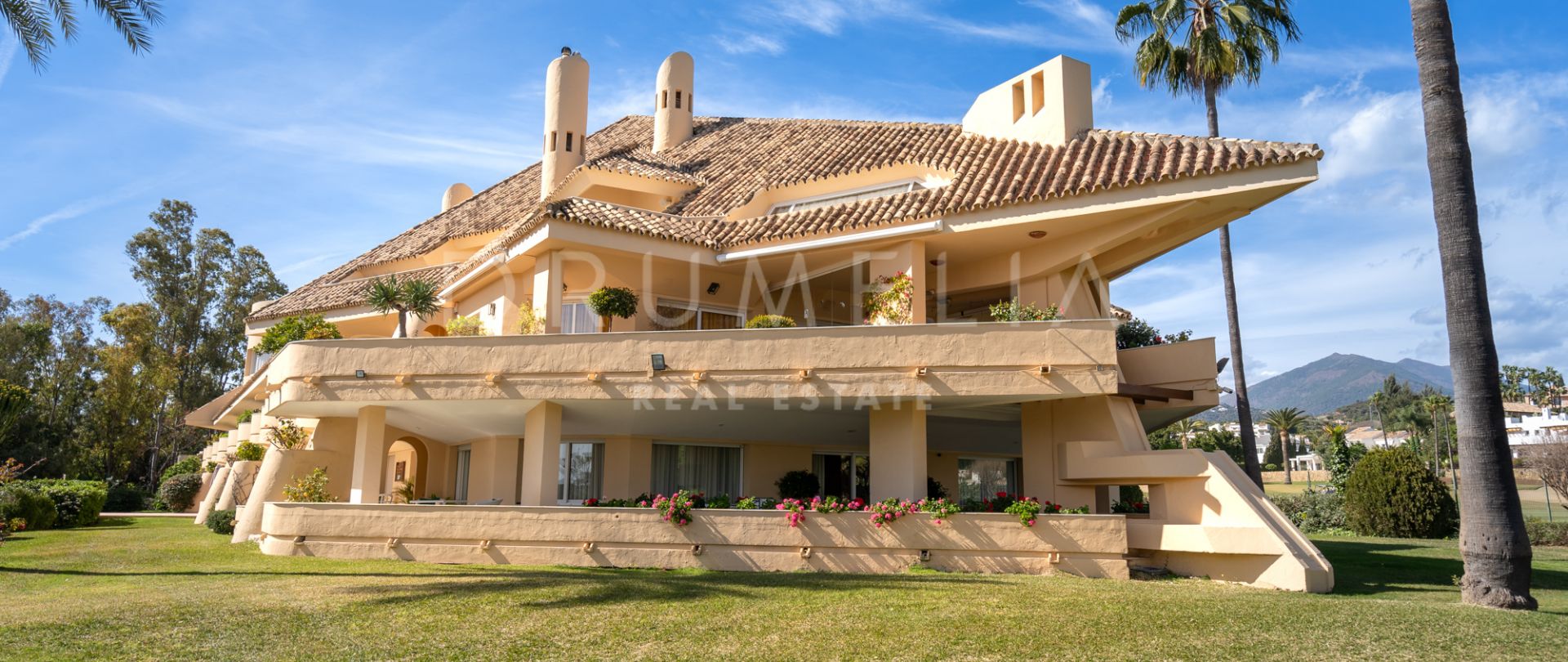 Prestigious front-line golf penthouse with panoramic views and potential, Las Brisas,Nueva Andalucia