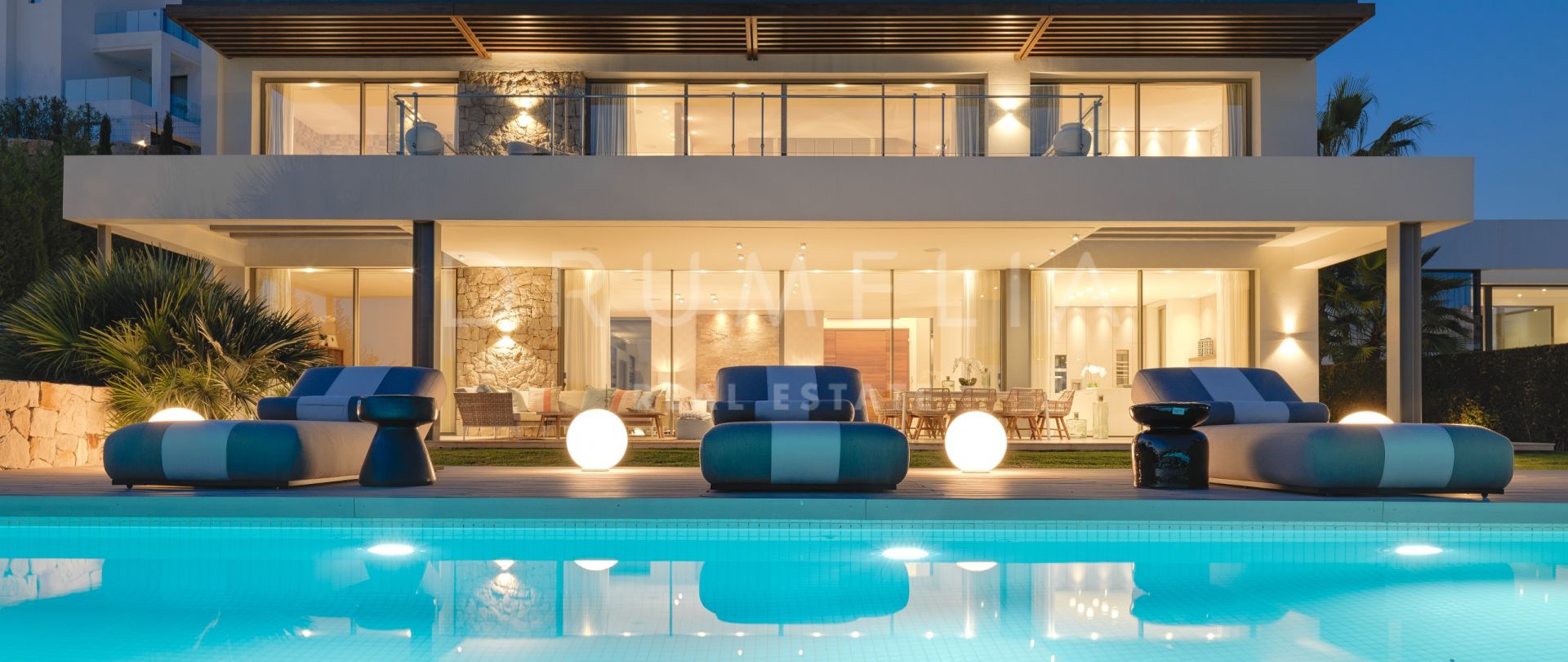 Ontzagwekkende luxe villa met uitzicht op zee en de bergen in La Alqueria, Benahavis,