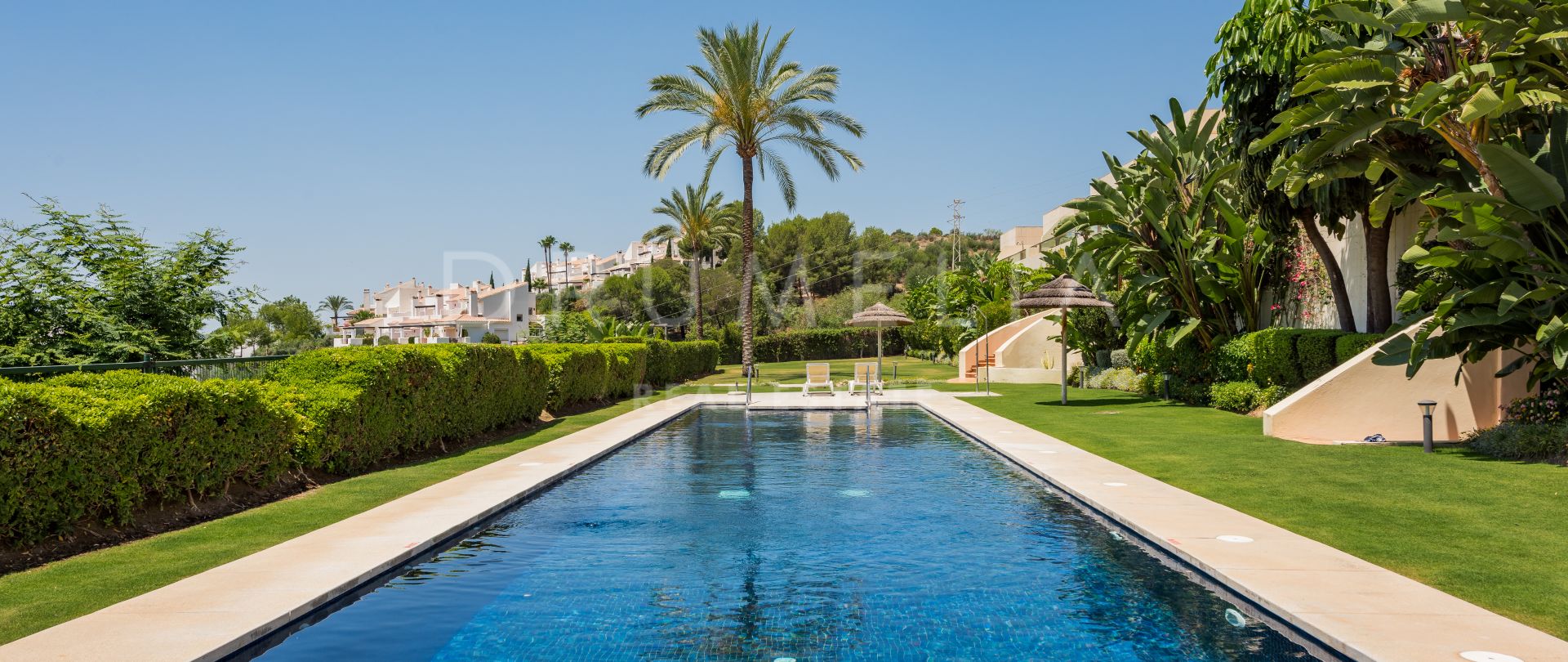 Vakker luksusleilighet i to etasjer med panoramautsikt over sjøen i Nueva Andalucia, Marbella