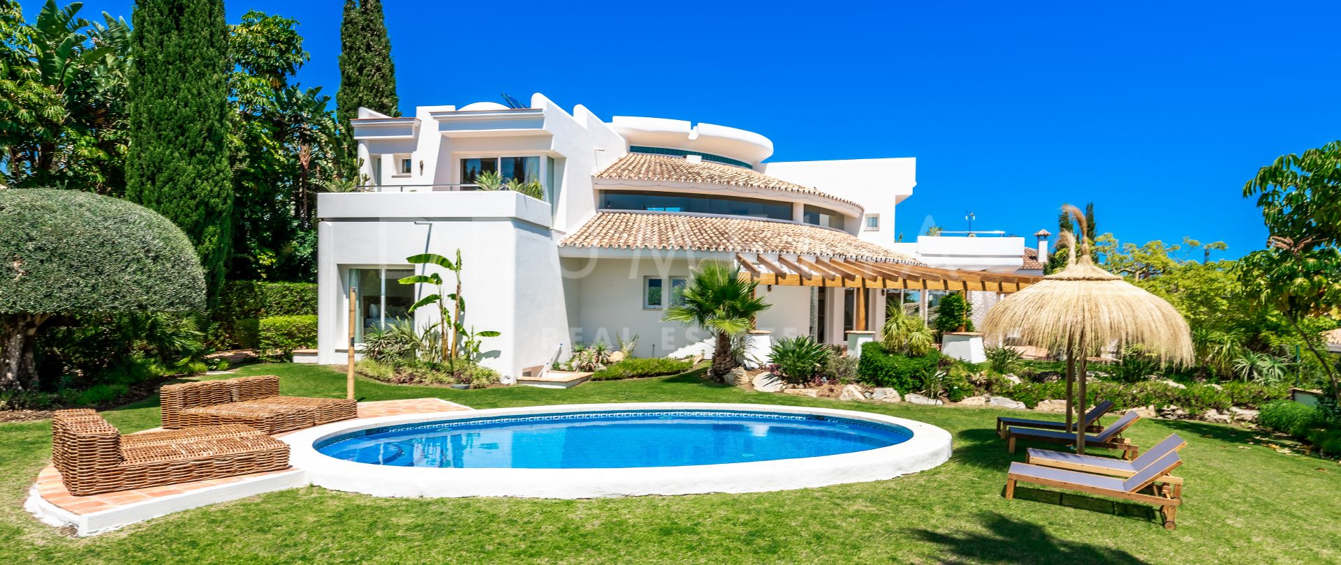 Beautiful luxury villa with stunning sea views for sale in Los Flamingos Golf, Benahavis
