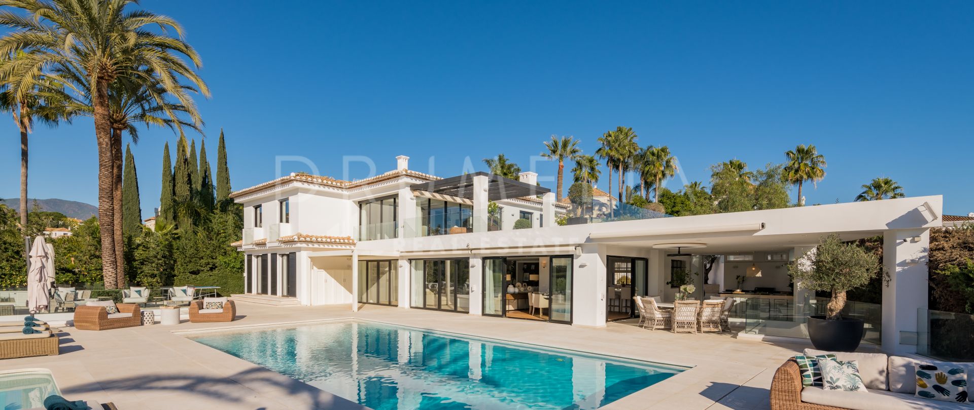 Impresionante villa moderna en primera línea de golf en Nueva Andalucía, Marbella