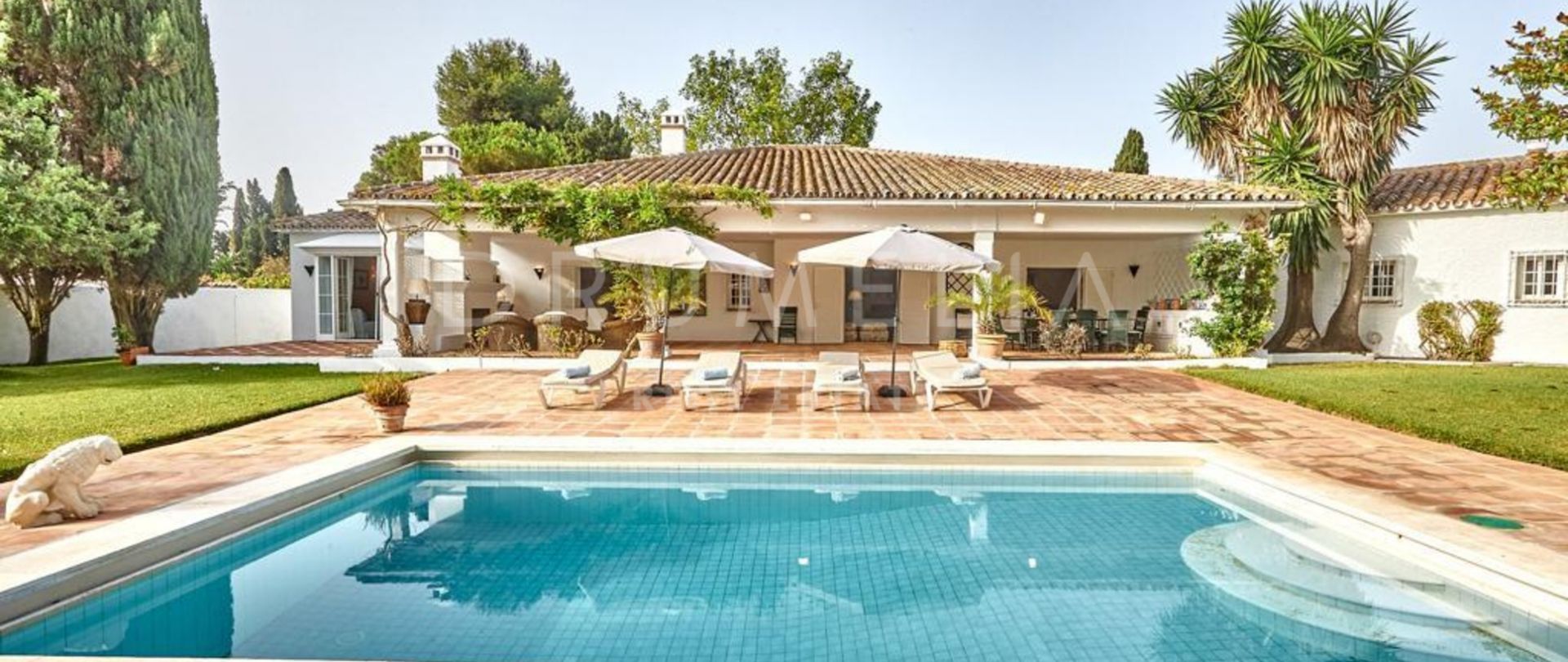 Classic Andalusian-style luxury villa close to the beach for sale in beautiful Casasola, Estepona