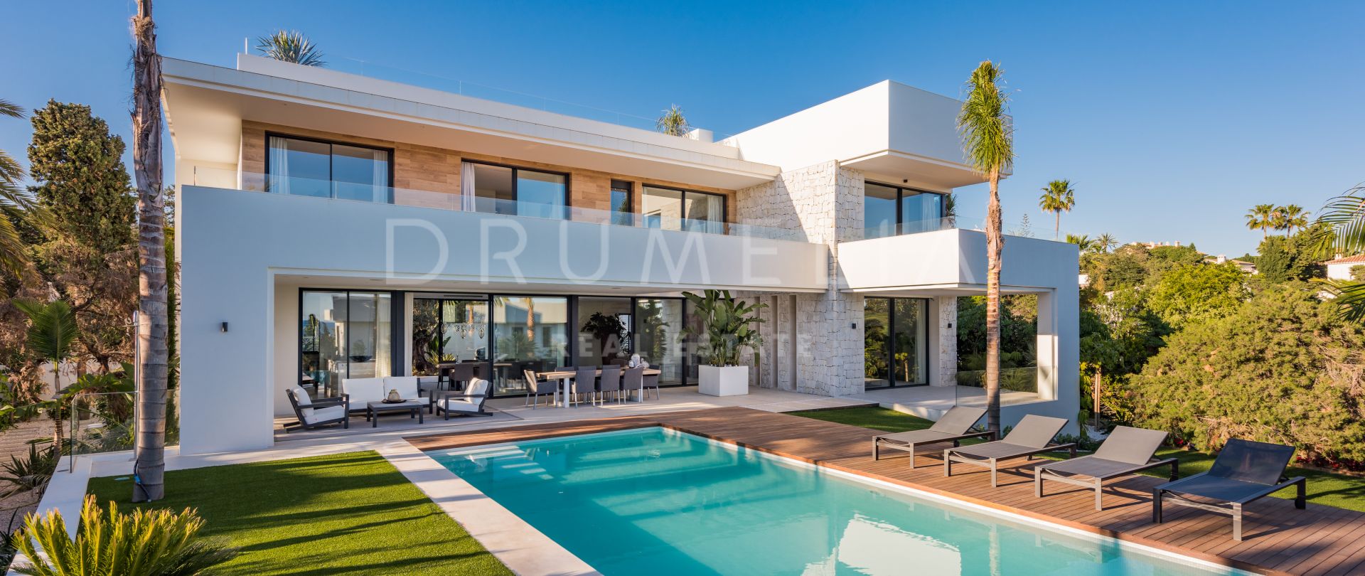 Villa de luxe chic de style contemporain à Marbella Est, à quelques pas des plages de sable et du port de Cabopino.