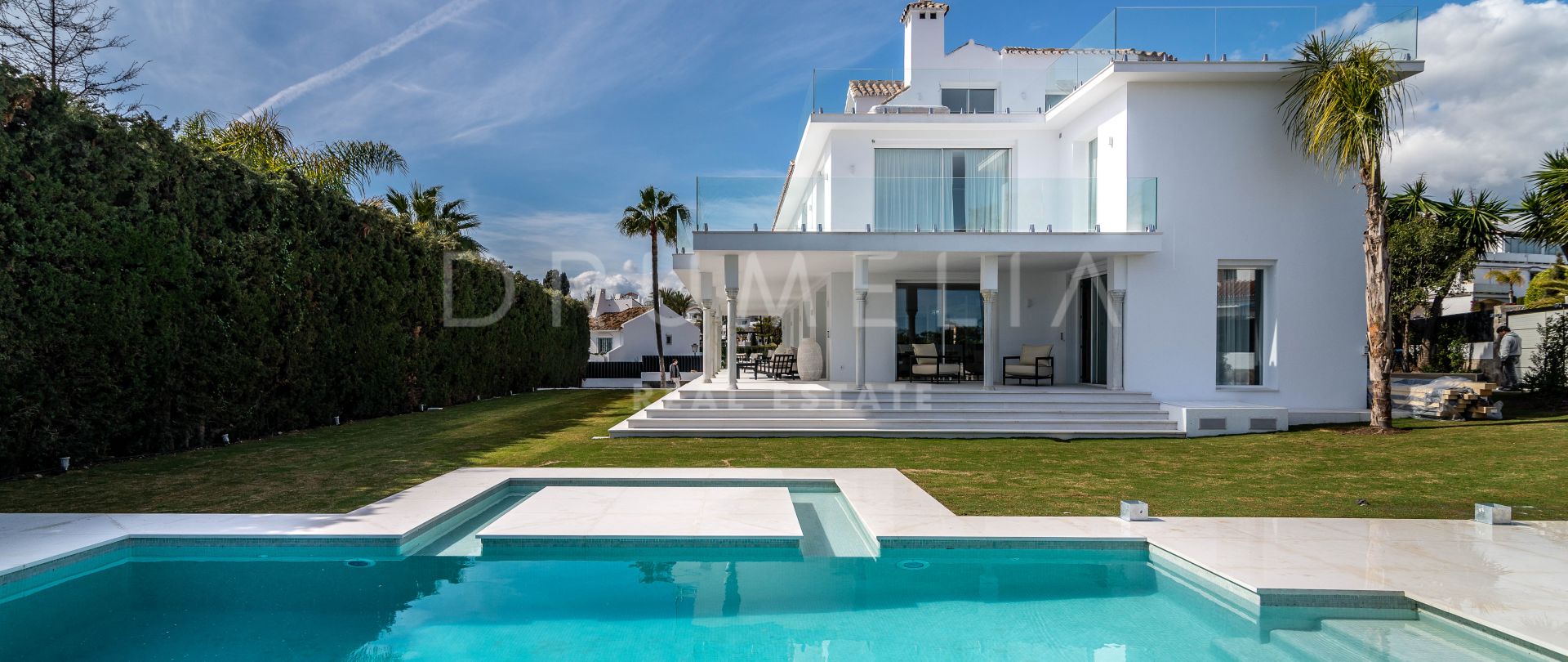 Odnowiona i stylowa nowoczesna luksusowa willa z widokiem na morze na sprzedaż w Nueva Andalucia, Marbella