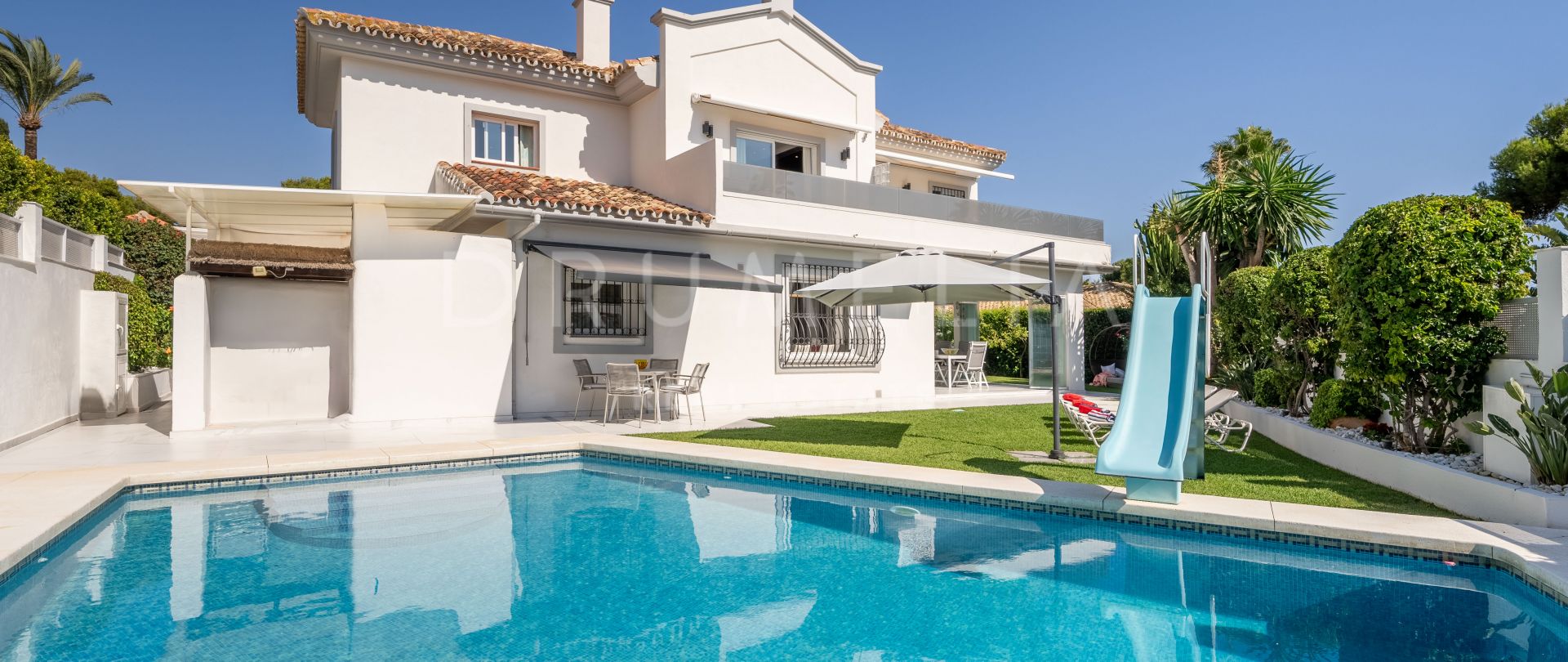 Renovated beachside luxury villa with panoramic view in prestigious Los Monteros Playa,Marbella East