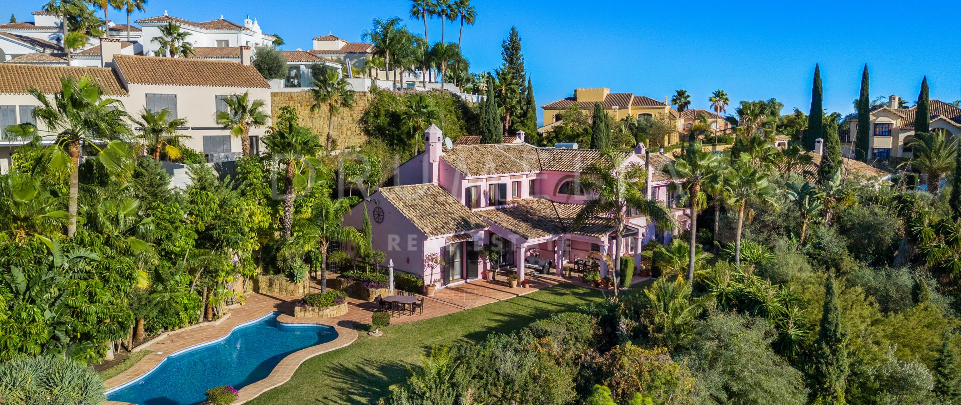 Charmante Luxusvilla im andalusischen Stil mit idyllischem Blick in Puerto del Almendro, Benahavis