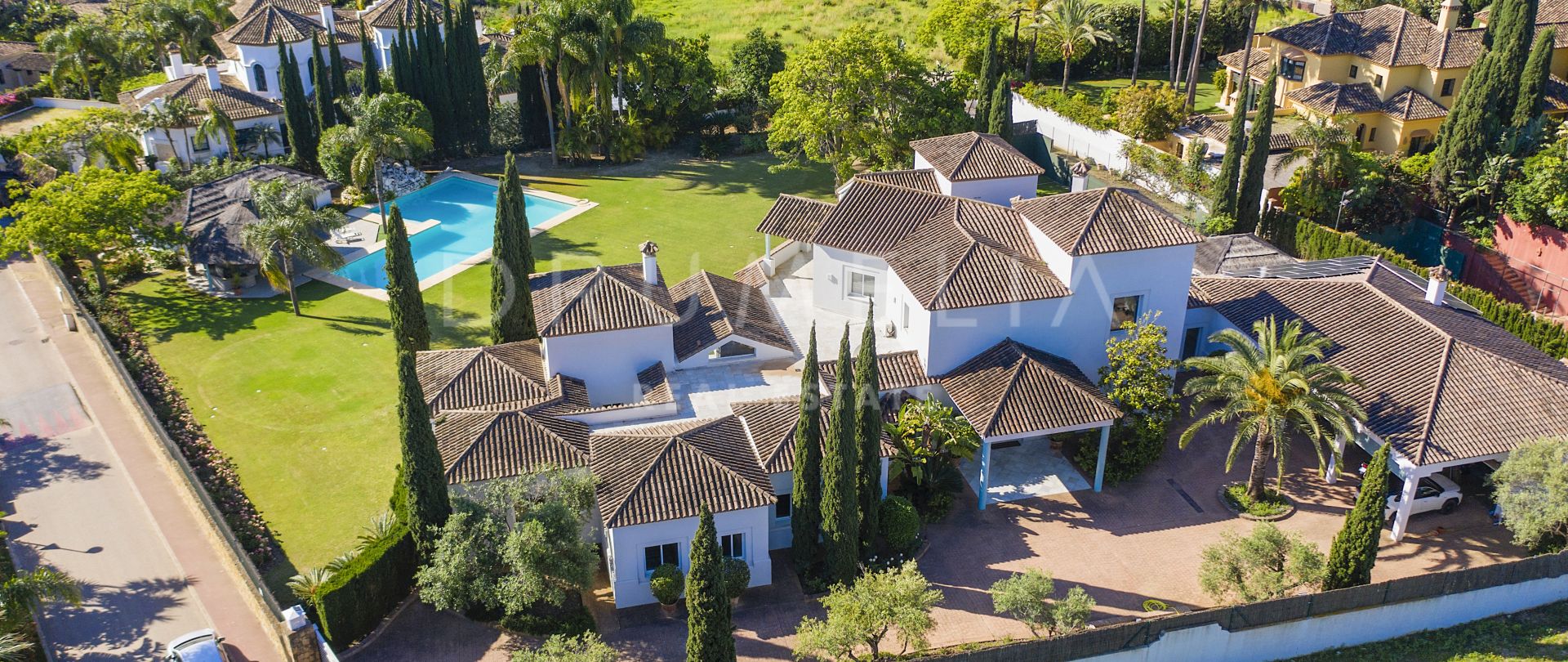 Fantastisk luksuriøs middelhavsvilla med stor tomt i eliten Guadalmina Baja, San Pedro, Marbella.