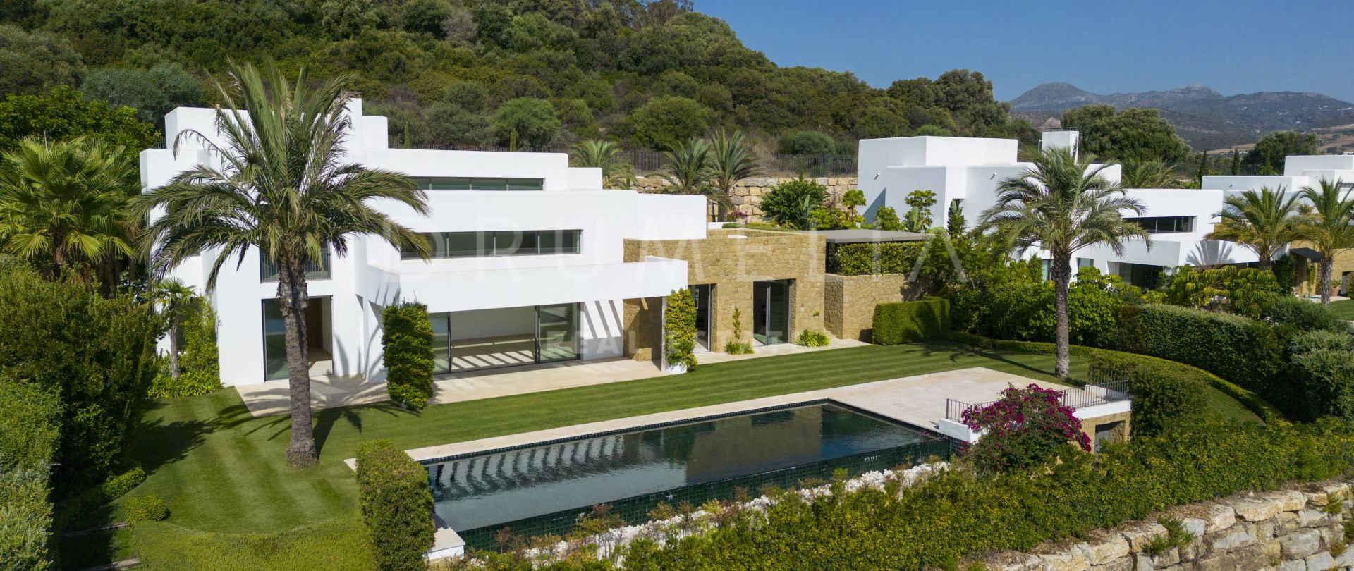 Gloednieuwe luxe villa aan de golfbaan met schitterend uitzicht en Ibiza-stijl, Finca Cortesin, Casares.