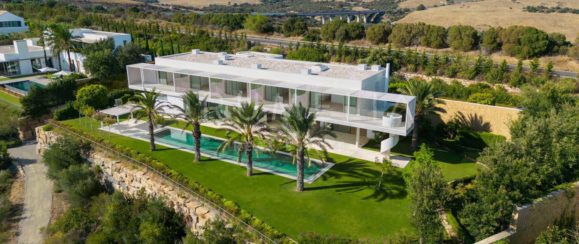 Ny, innovativ golfvilla i frontlinjen Avantgarde luksusvilla med fantastisk utsikt i Finca Cortesin, Casares.