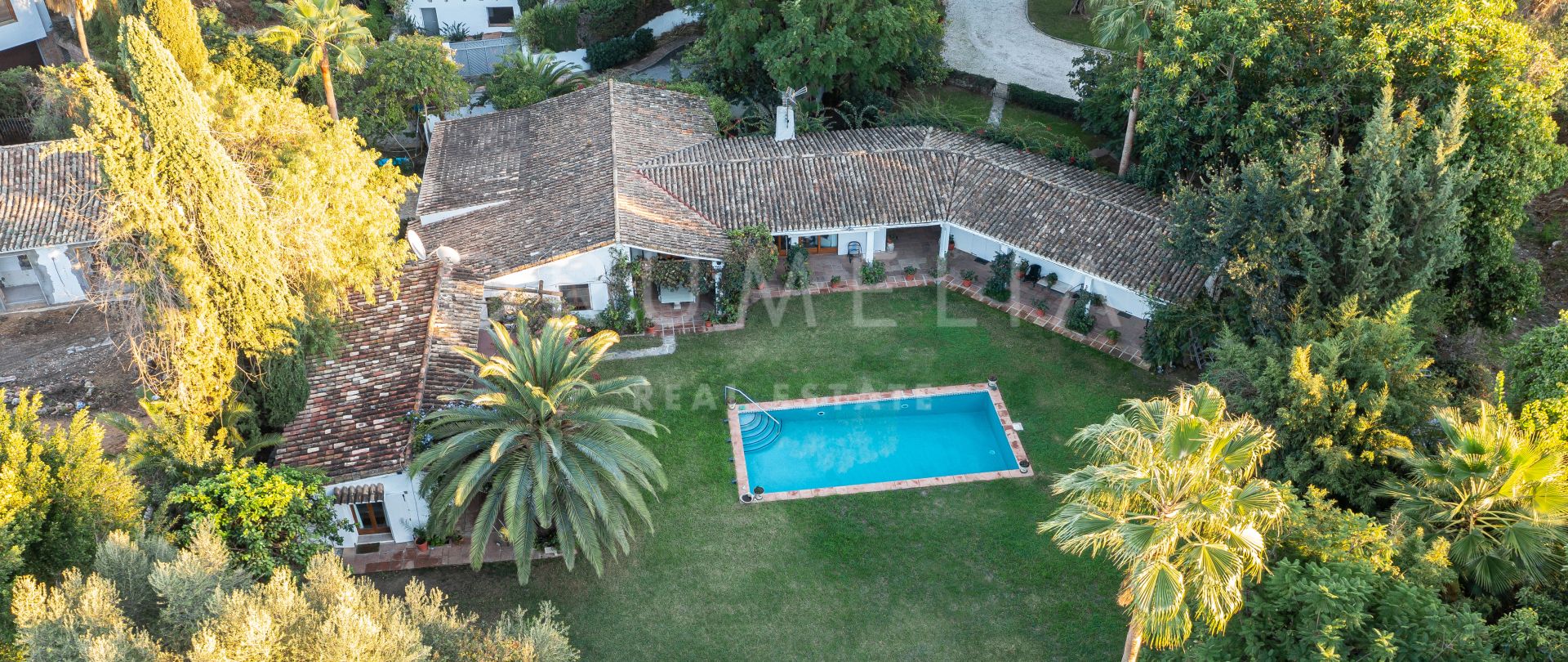 Charming front-line golf luxury villa with high potential in Los Naranjos Golf, Nueva Andalucia, Marbella.