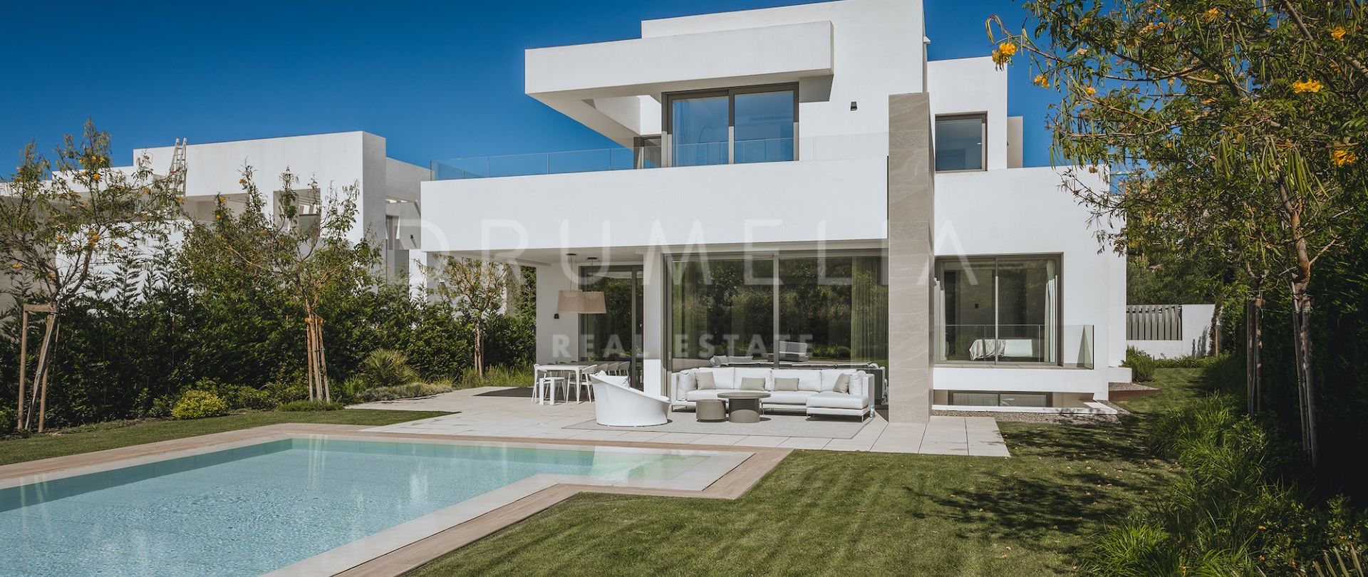 Nieuwe, minimalistische chique villa van hoge kwaliteit met privézwembad in El Paraiso, Estepona