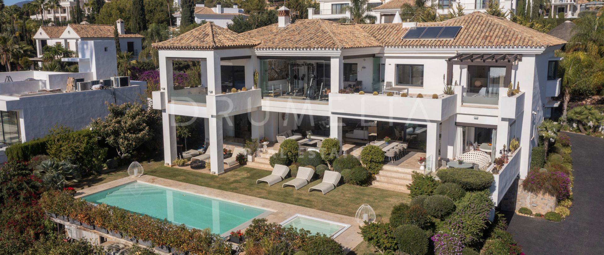 Villa de lujo reformada con vistas panorámicas al mar en Sierra Blanca, Marbella