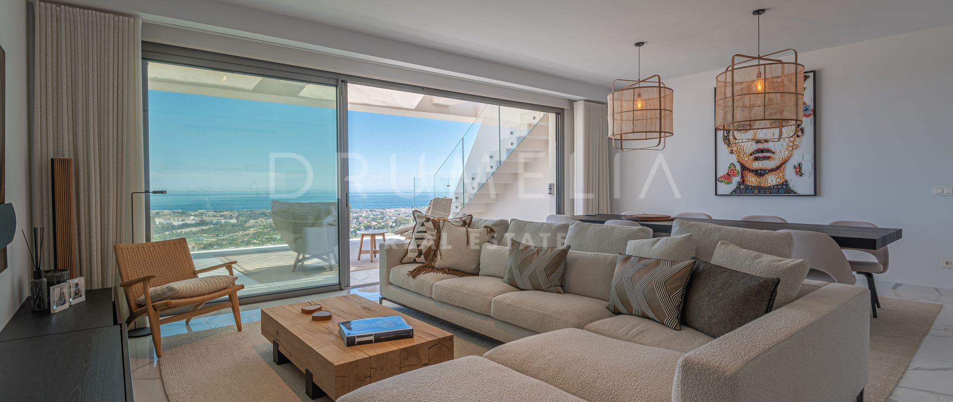 Splitter ny, fantastisk moderne luksusleilighet i to etasjer med panoramautsikt over sjøen i Byu Hills, Benahavis.