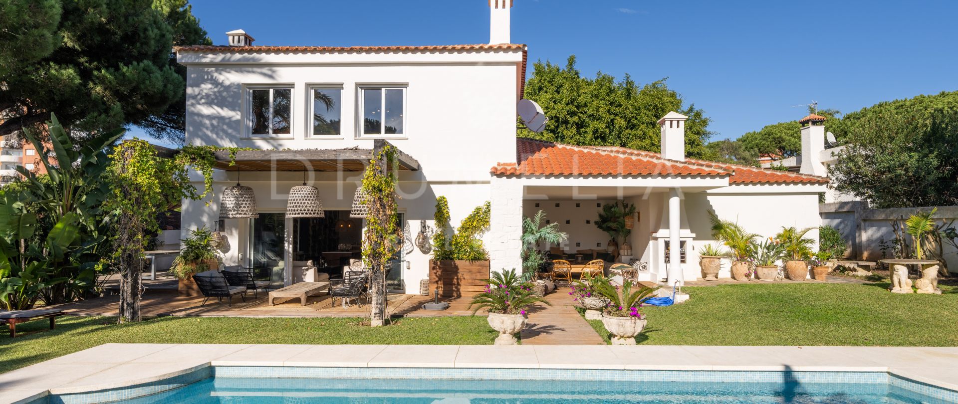 Exquisite Villa am Strand mit üppigem Garten und Pool in Marbesa