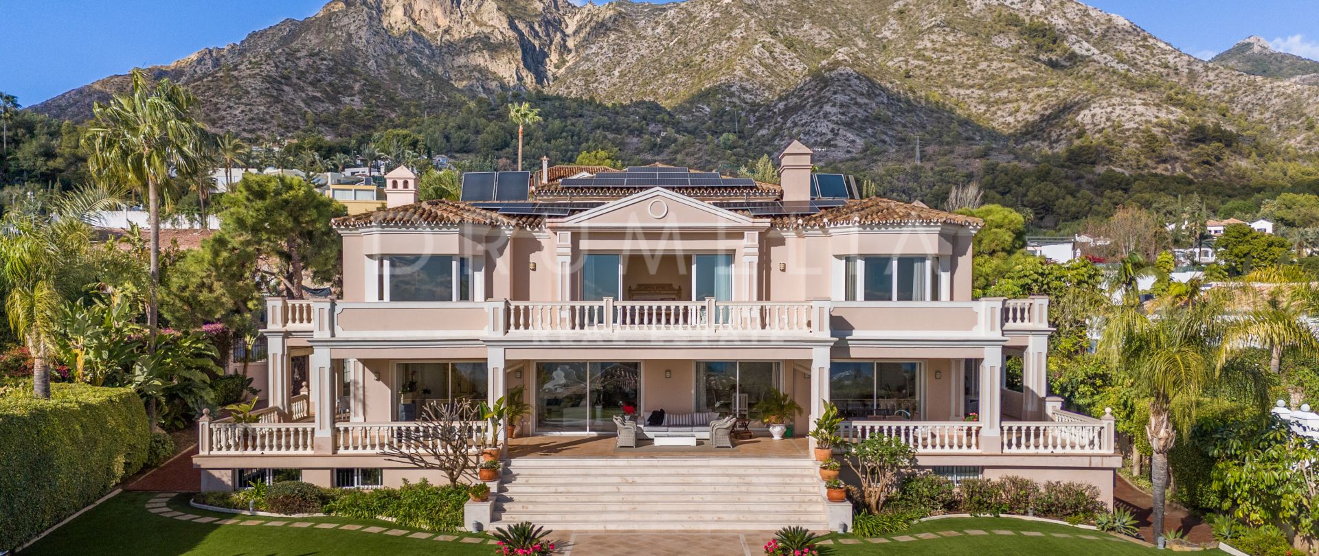 Elegant palasslignende villa med panoramautsikt over havet i eliteområdet Cascada de Camojan, Marbella Golden Mile