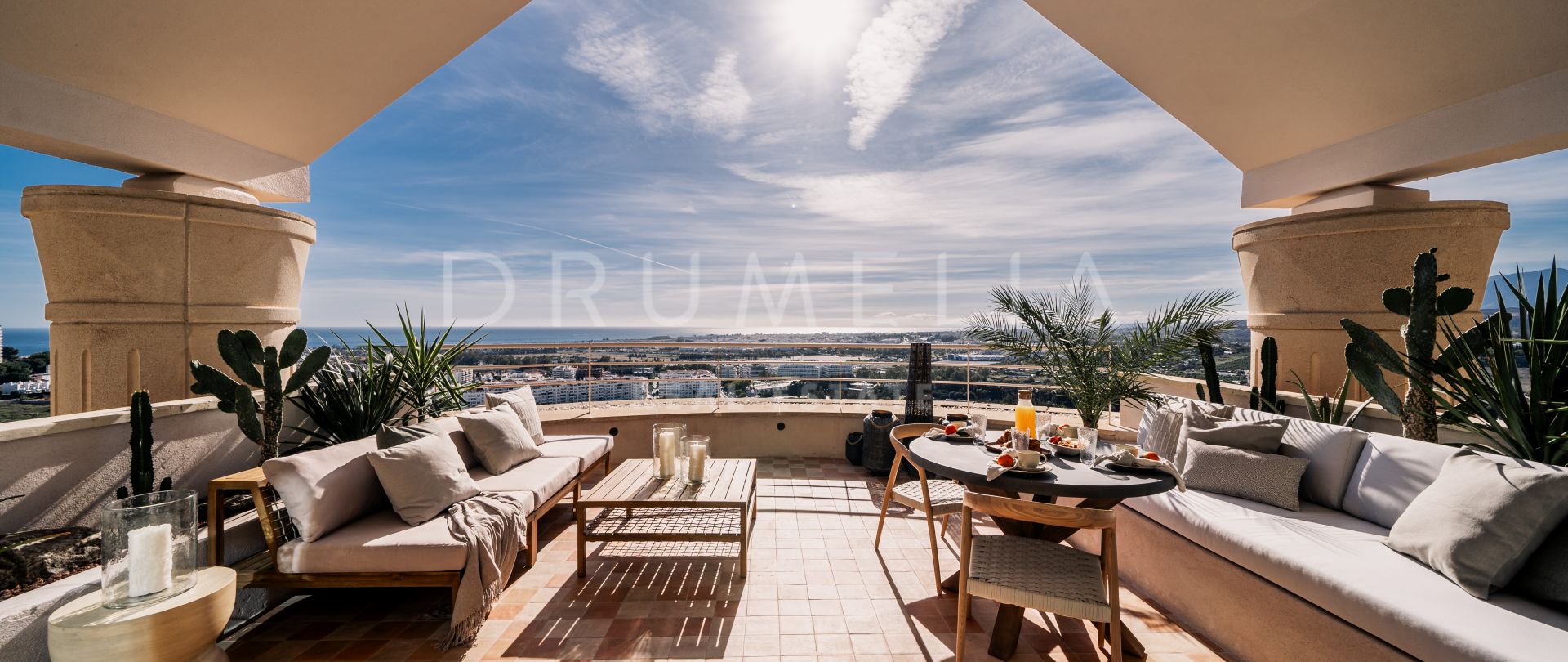 Elegante ático dúplex de lujo reformado con impresionantes vistas panorámicas en Nueva Andalucía, Marbella