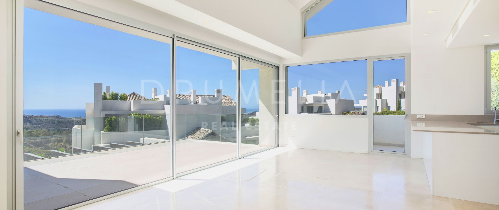 Gloednieuw Penthouse met 3 slaapkamers en panoramisch zeezicht in Marbella Club Hills, Benahavis.