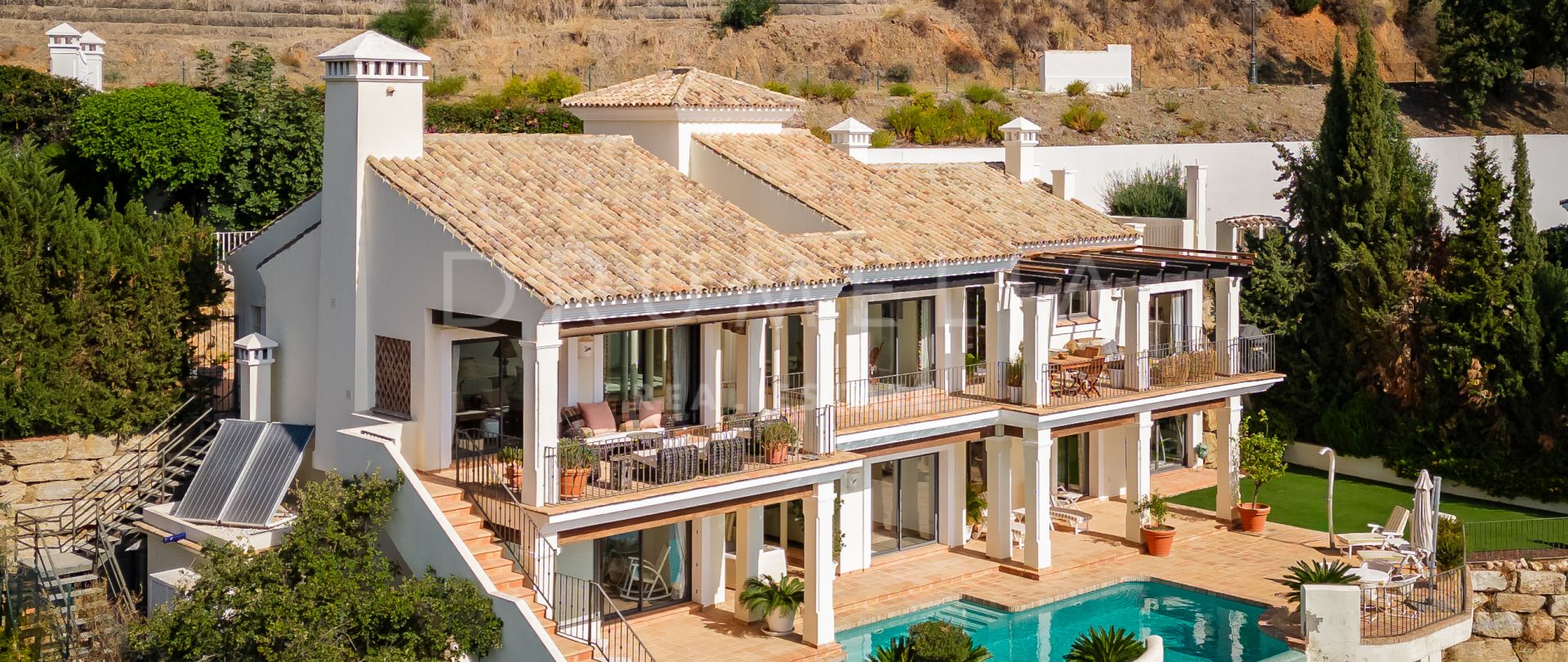 Vacker villa i andalusisk stil med infinitypool och utsikt över havet och bergen i Monte Mayor