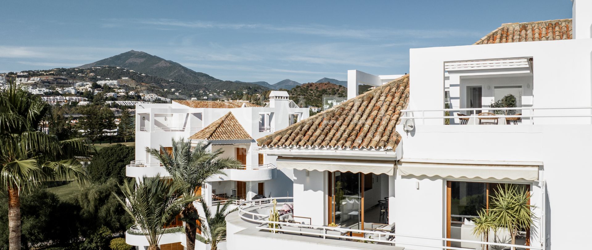 Luxuriöses modernes Penthouse mit Meer- und Golfblick in Alcores del Golf, Nueva Andalucia