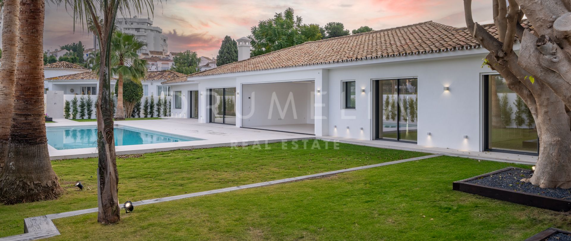 Luxusvilla im andalusischen Stil in erster Reihe zum Golfplatz im schönen Guadalmina Alta, San Pedro de Alcantara