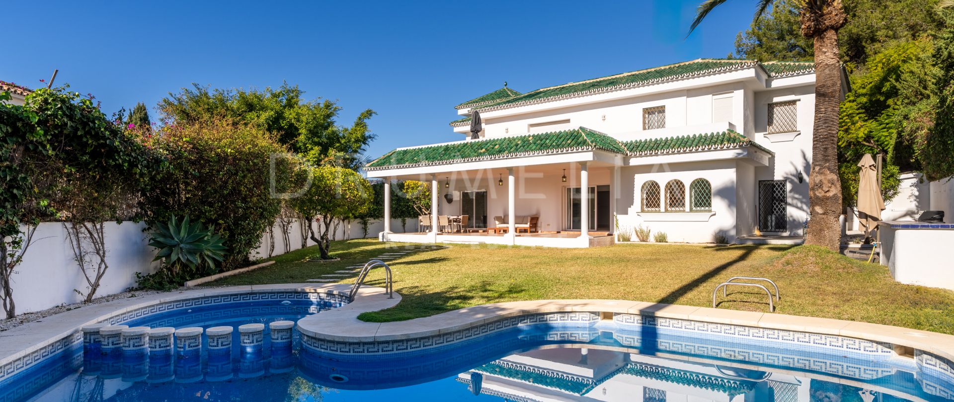Tradicional villa mediterránea con piscina privada en una ubicación privilegiada, Nueva Andalucía