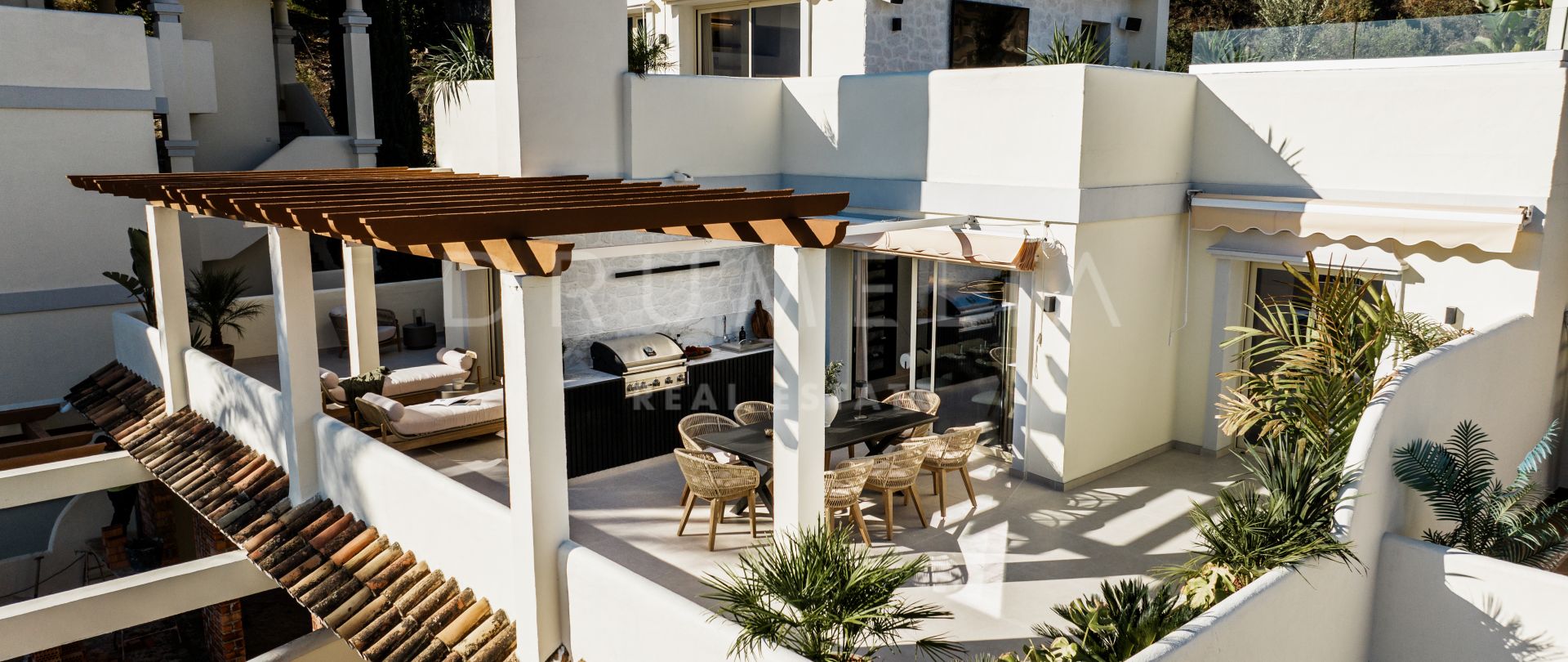 Renoviertes modernes Luxus-Duplex-Penthouse mit atemberaubendem Panorama in La Cerquilla, Nueva Andalucia
