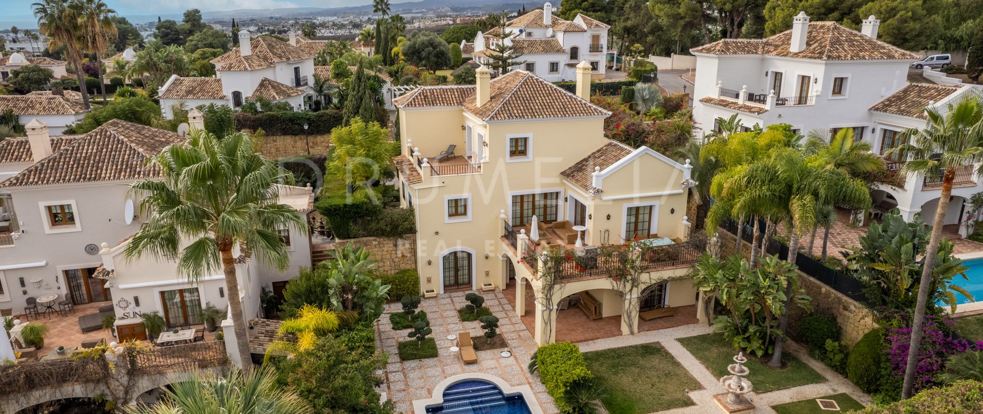 Utsøkt villa med panoramautsikt over havet og førsteklasses beliggenhet i El Paraiso Medio