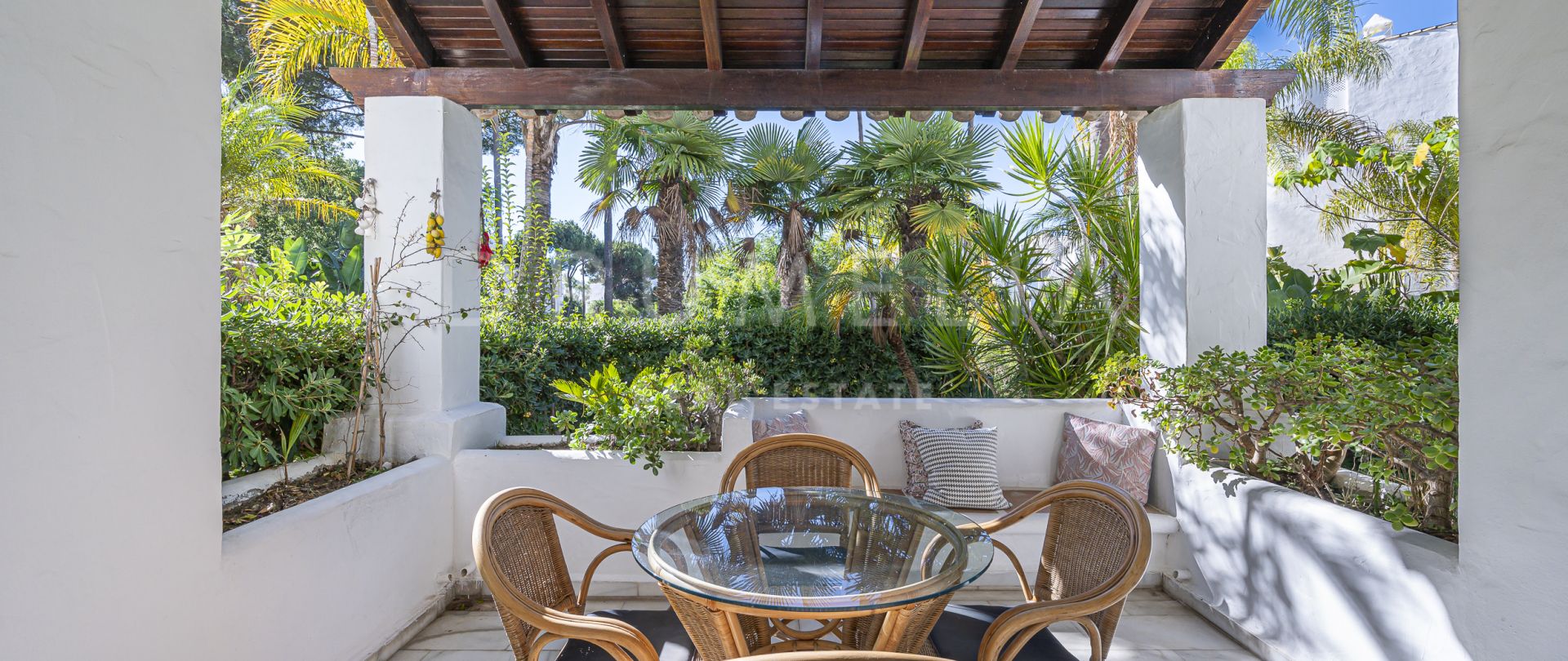 Tuinappartement op loopafstand van het strand te koop in Marbella Golden Mile.