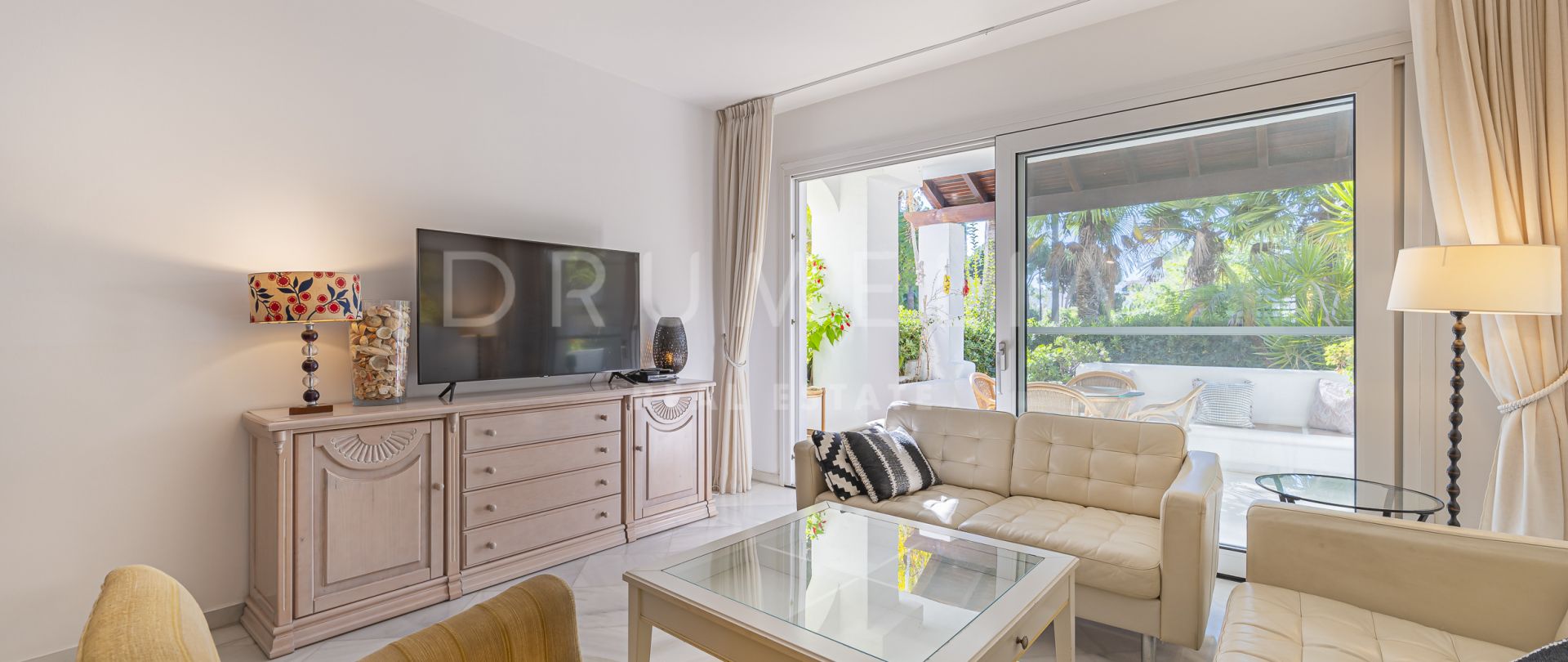 Apartamento con jardín a poca distancia de la playa en venta en Marbella Milla de Oro.