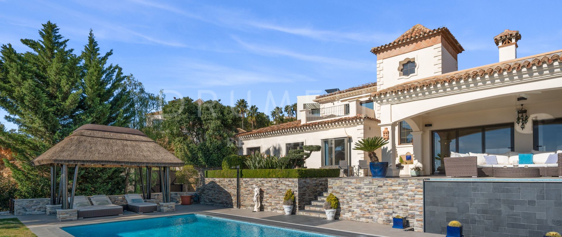Luxe villa met traditionele elegantie en zeezicht in Altos de Los Monteros, Marbella