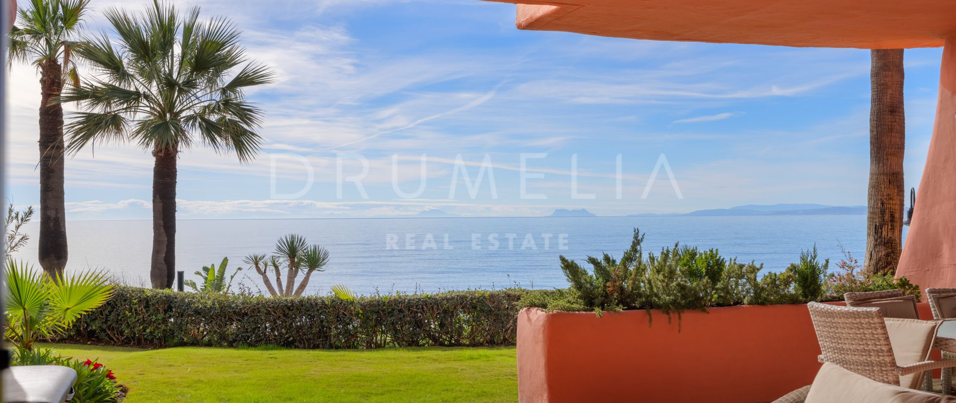 Apartament na parterze przy plaży z hipnotyzującym widokiem na morze na sprzedaż w Cabo Bermejo Estepona