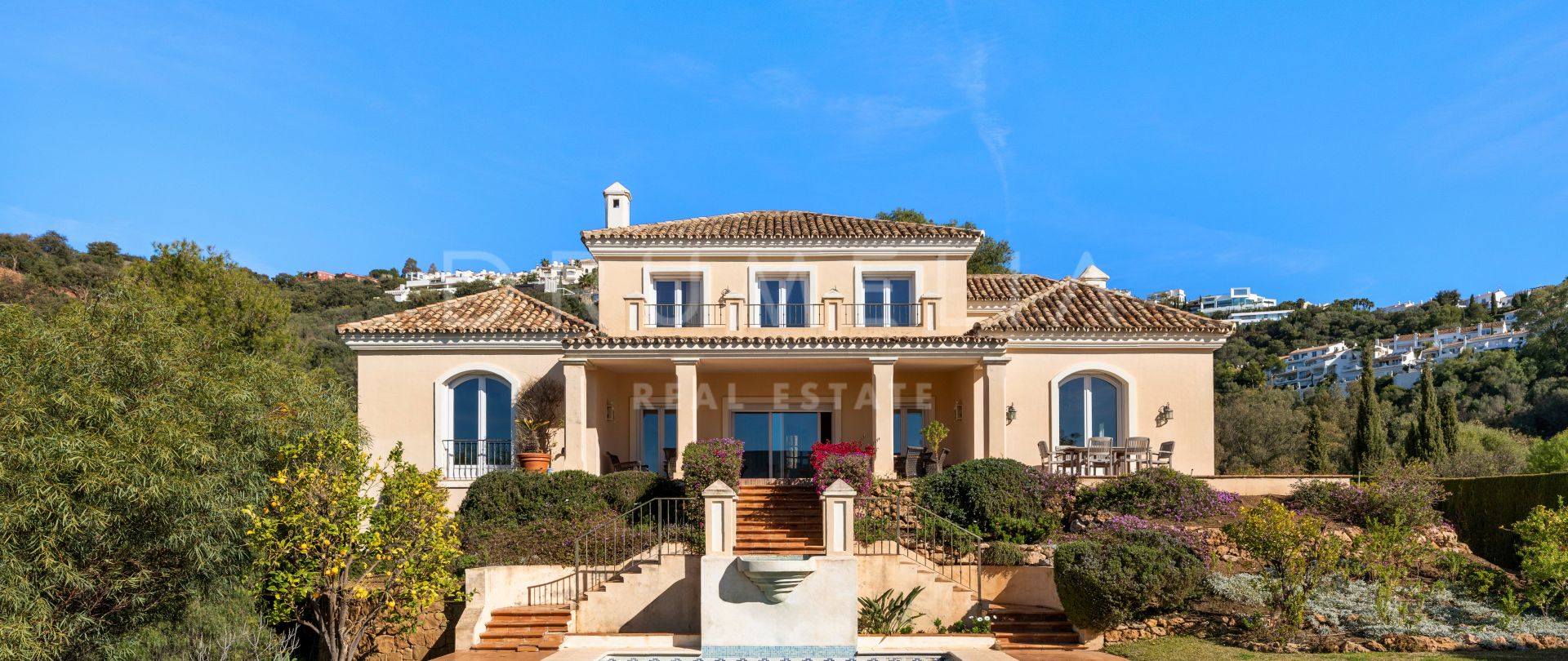 Los Altos de Los Monteros, Villa med 4 sovrum: Klassisk stil med panoramautsikt över havet