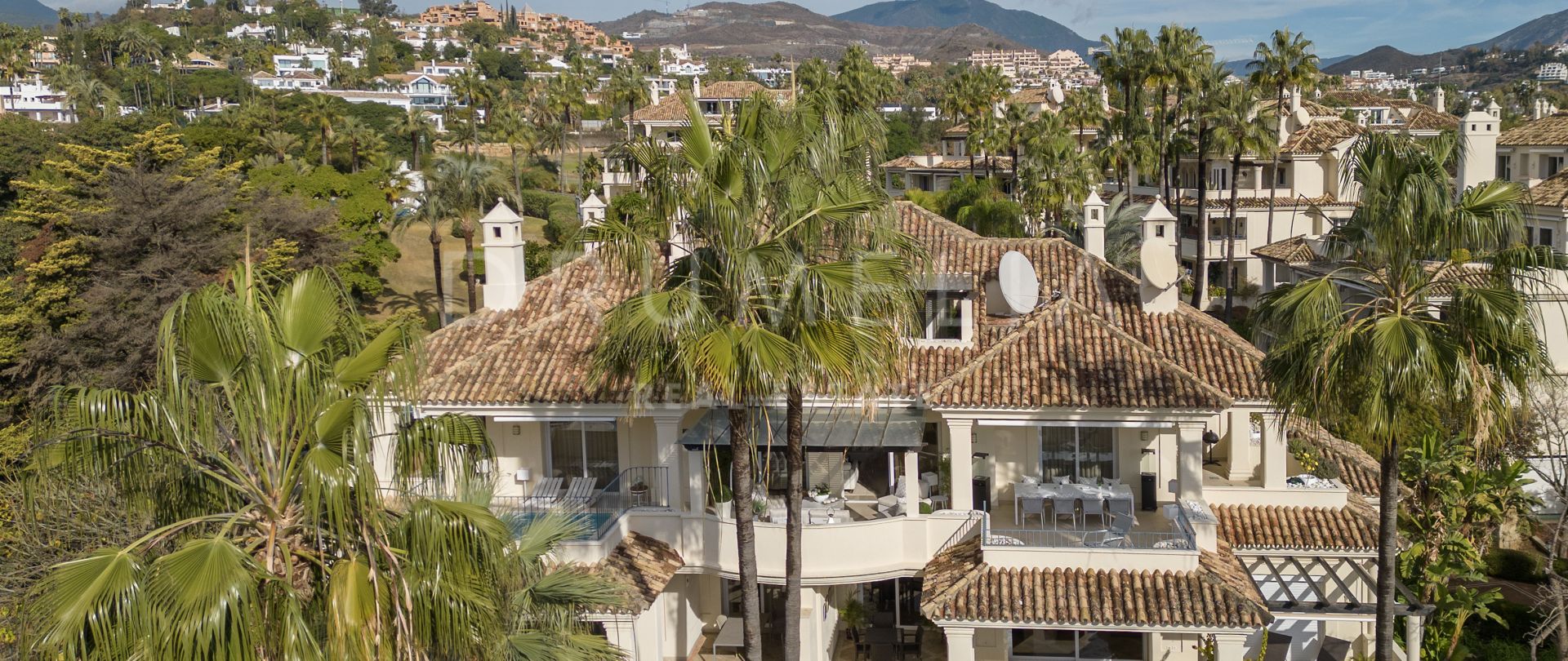 Fabulous Duplex Penthouse med privat basseng med utsikt over golfbanen til salgs i Nueva Andalucia , Marbella.
