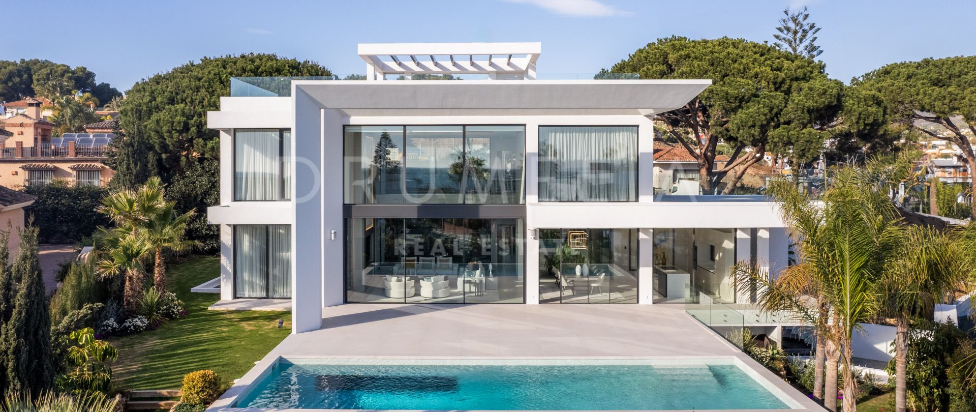 Gloednieuwe luxueuze villa op toplocatie vlakbij het strand in Elviria, Marbella