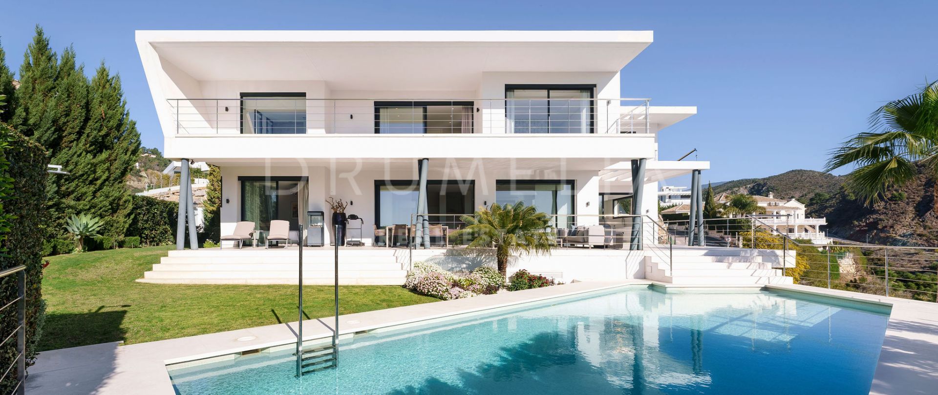 Modern villa i säkert inhägnat område med fantastisk utsikt i Lomas de la Quinta