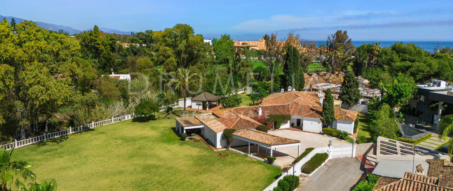 Klassieke luxe villa in Andalusische stijl vlakbij het strand te koop in het mooie Casasola, Estepona