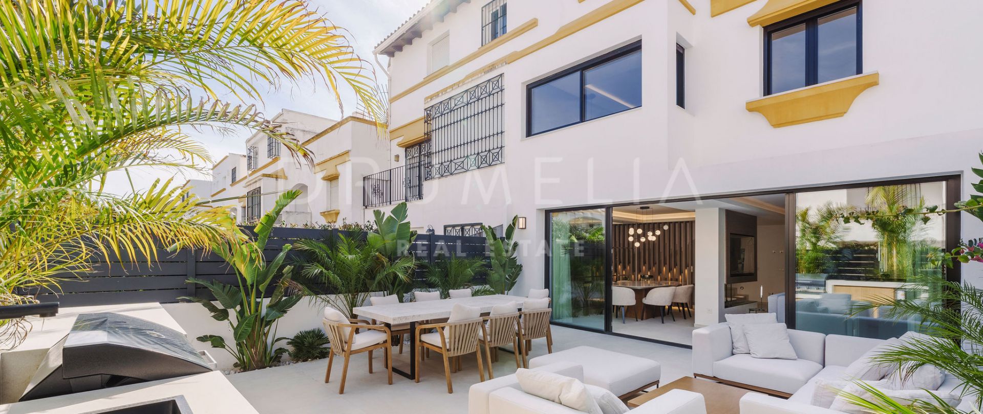 Vakkert rekkehus i en eksklusiv urbanisasjon med moderne parisisk stil på Golden Mile i Marbella