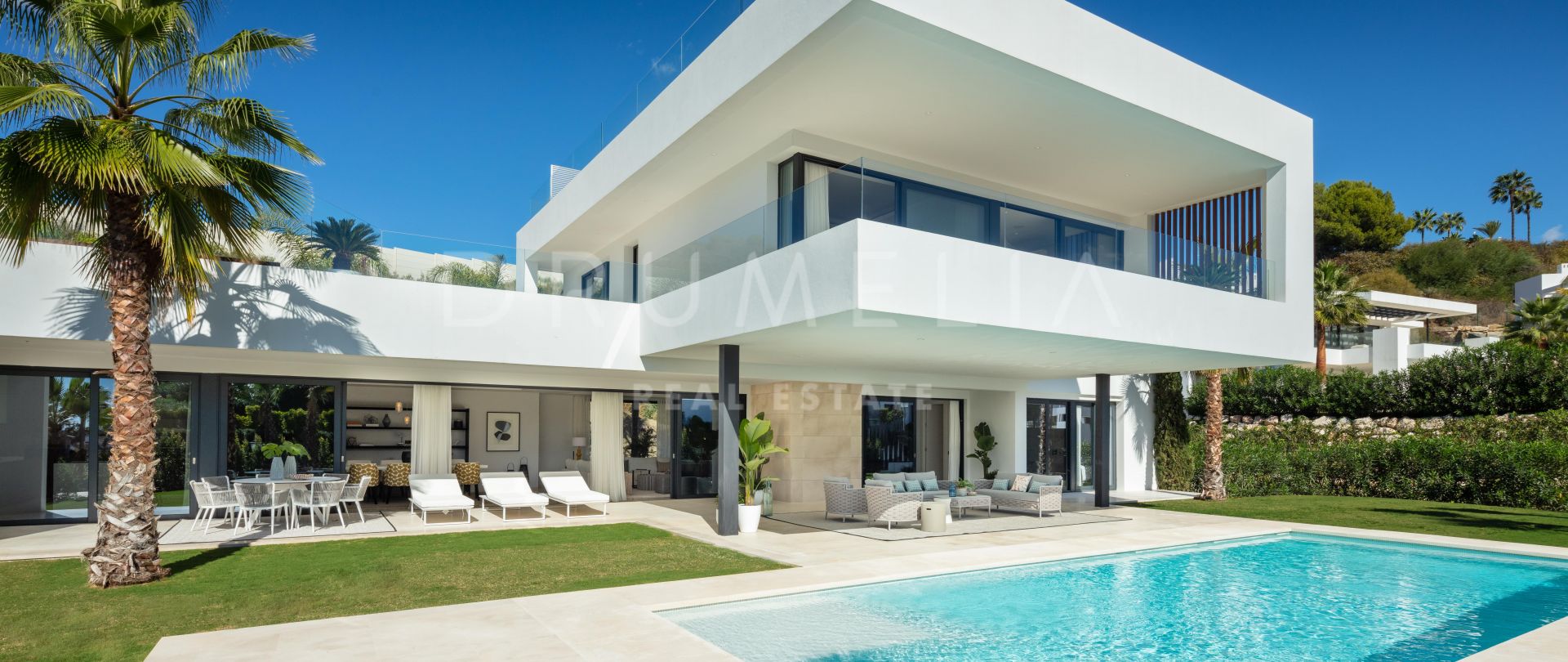 Elegant, moderne luksusvilla til salgs i hjertet av Nueva Andalucía Golf Valley